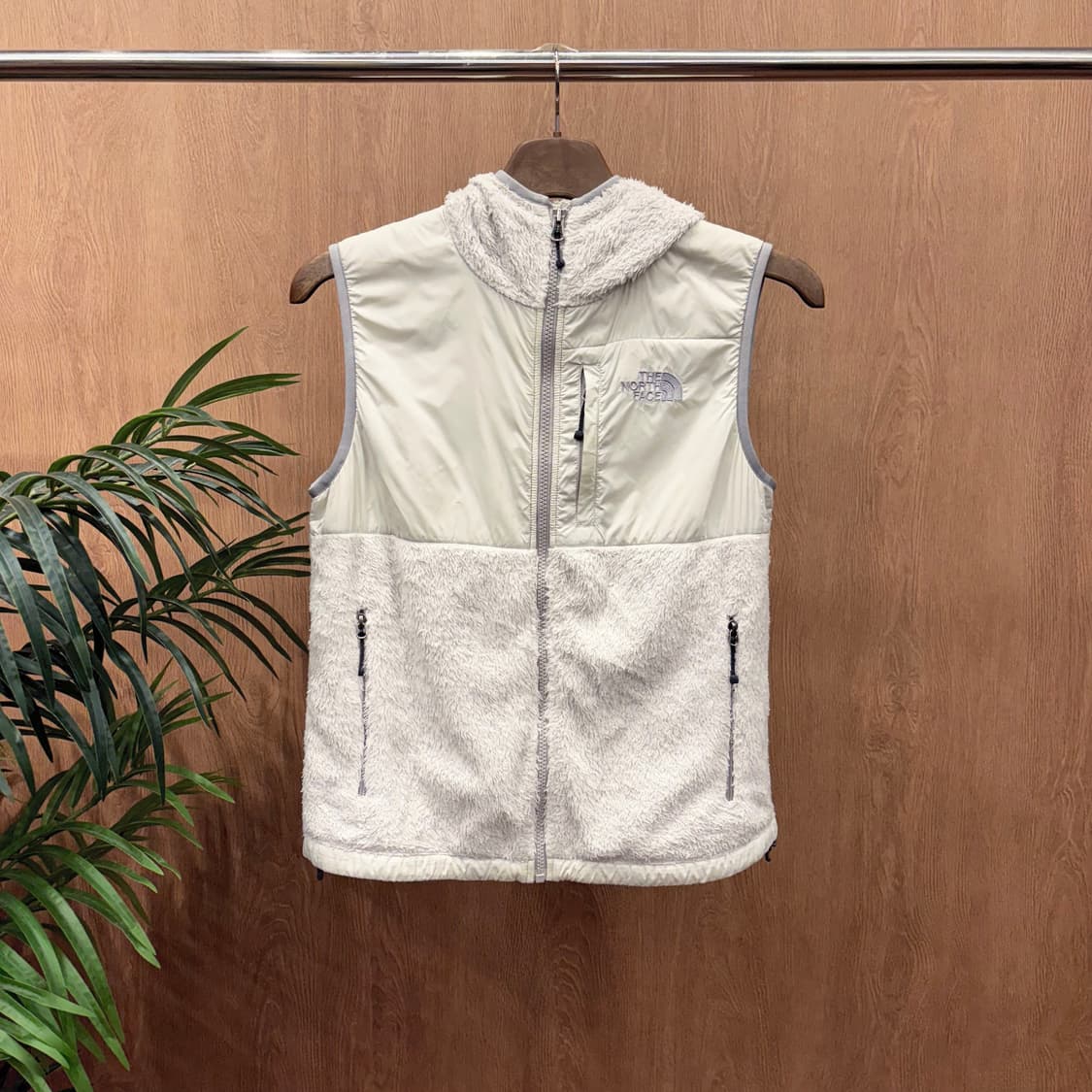 노스페이스 쉐르파 플리스 베스트 나일론 배색 지퍼 포켓 디테일 아이보리 상품이미지1