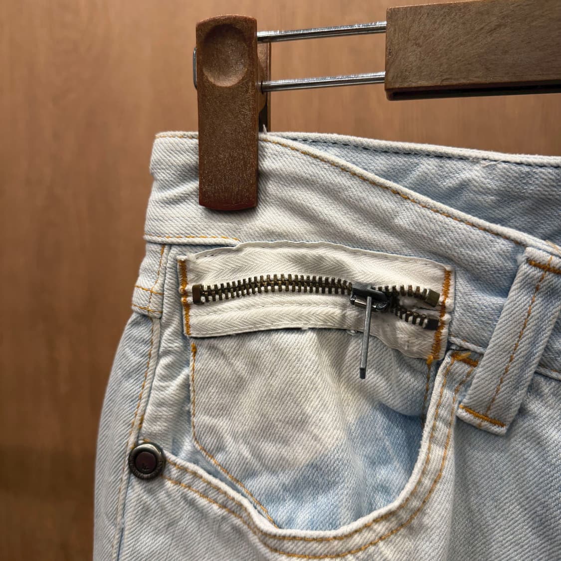 엠포리오 아르마니 데님 팬츠 프레이드 패치 백포켓 블랙 로고 디테일 연청 상품이미지5