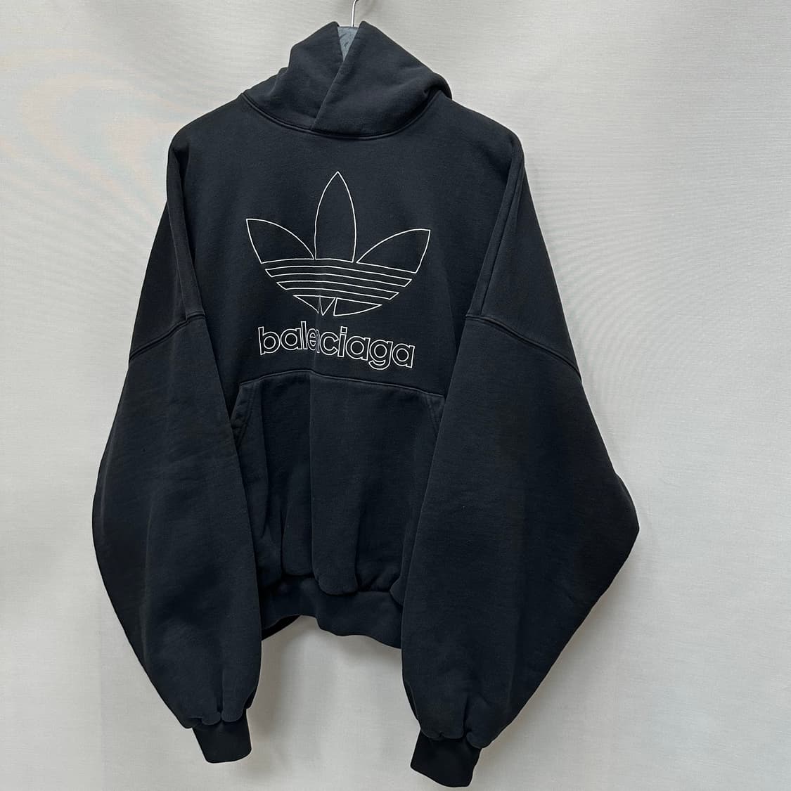 발렌시아가 x 아디다스 라지 후드티(크롭오버핏) 상품이미지3