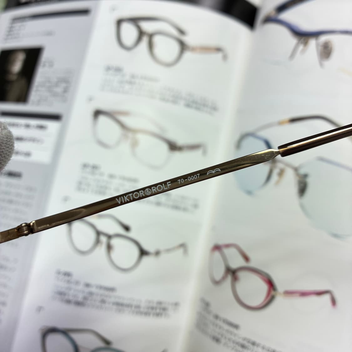 Viktor&rolf 빅터앤롤프 타원형 티타늄 골드 안경 상품이미지5