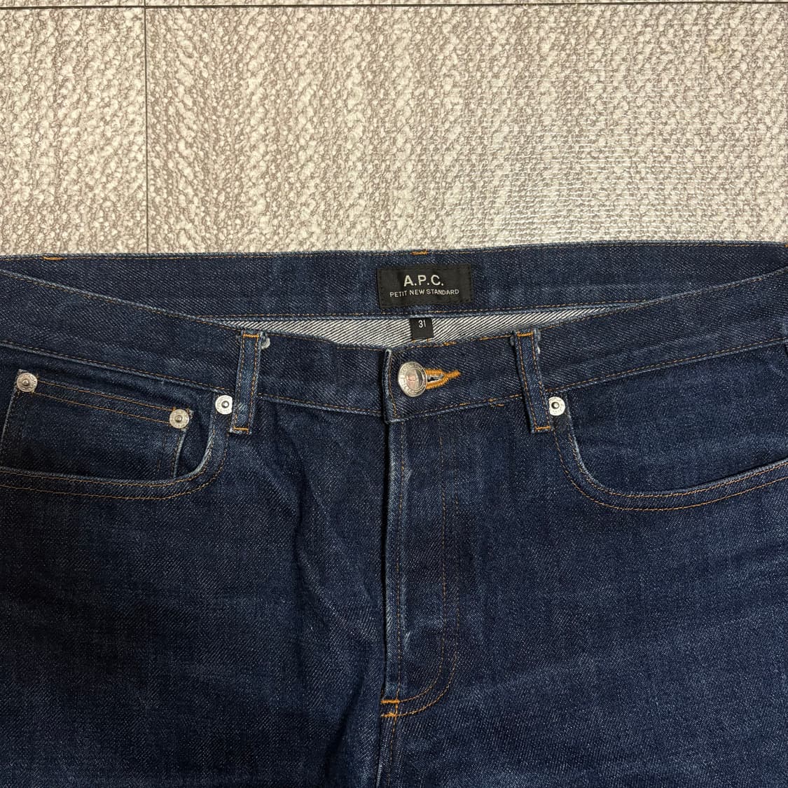 [31] A.P.C 쁘띠 뉴 스탠다드 좋은 상태 상품이미지3