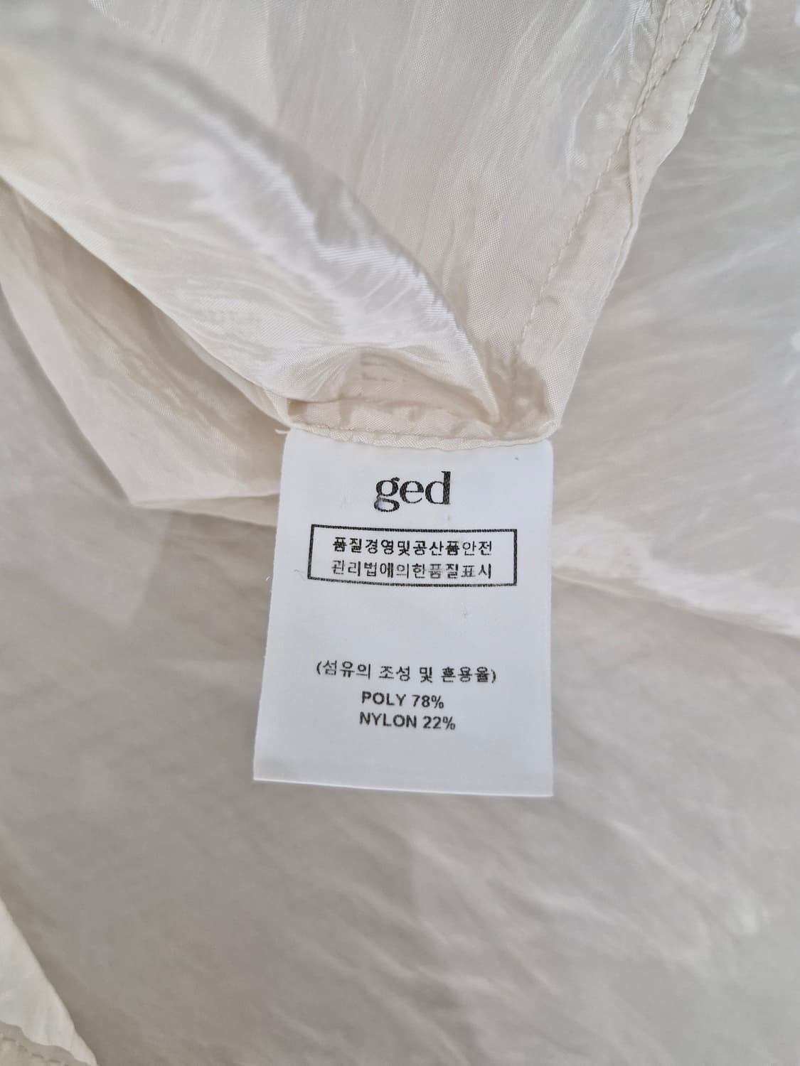 GED 게드 Y넥 셔링 블라우스 아이보리 상품이미지6