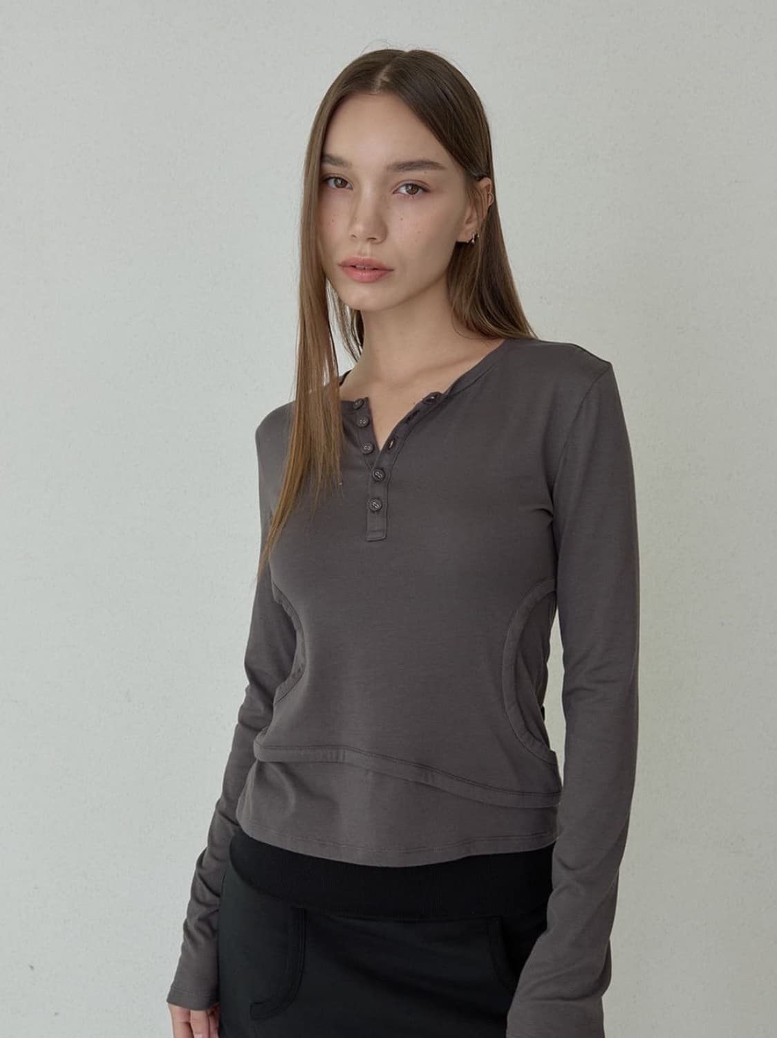 오데스 DOUBLE LAYER CUT_OUT TEE - CHARCOAL 상품이미지1