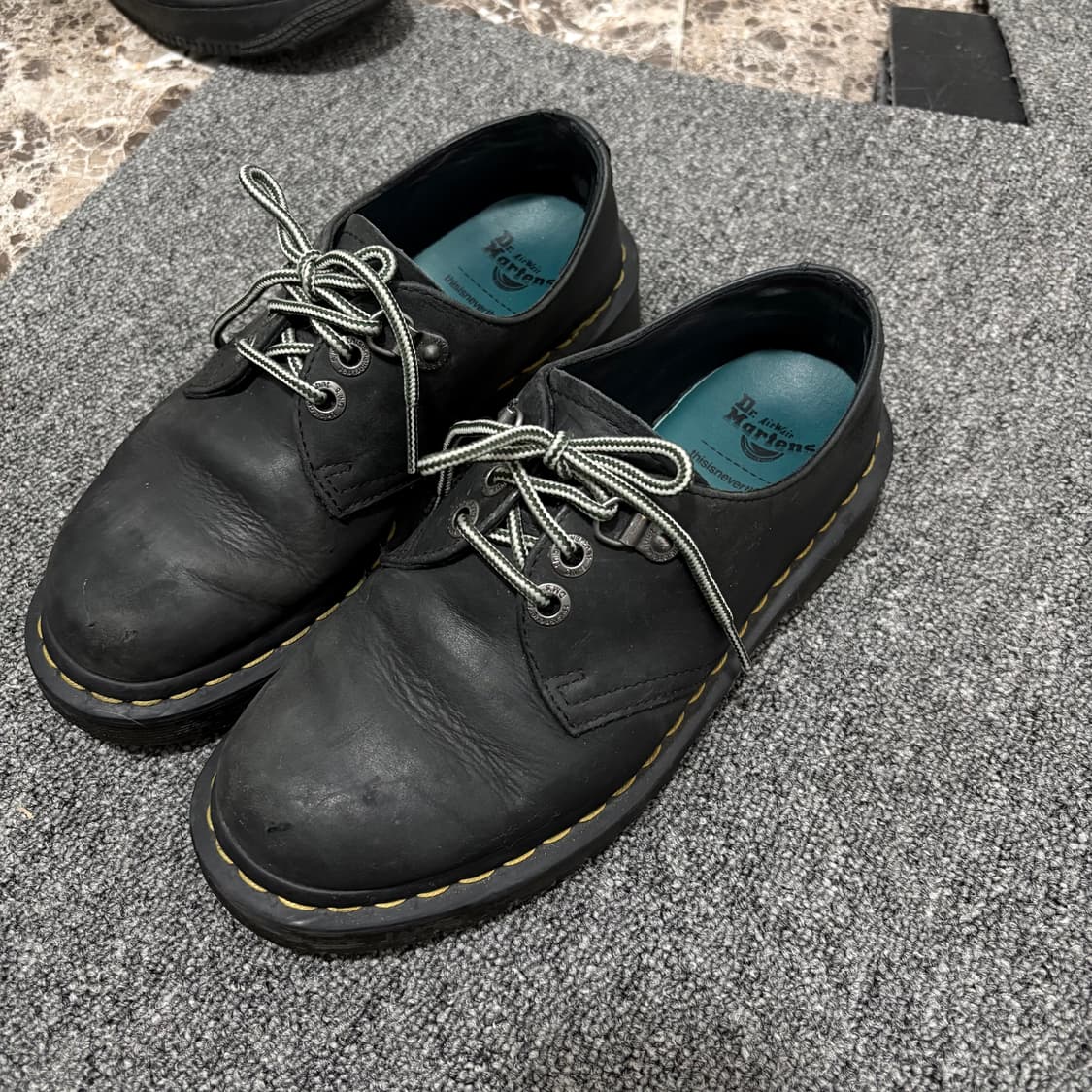 닥터마틴 X 디스이즈네버댓 1461 왁스드 풀 그레인 블랙 디네댓 로퍼 상품이미지1