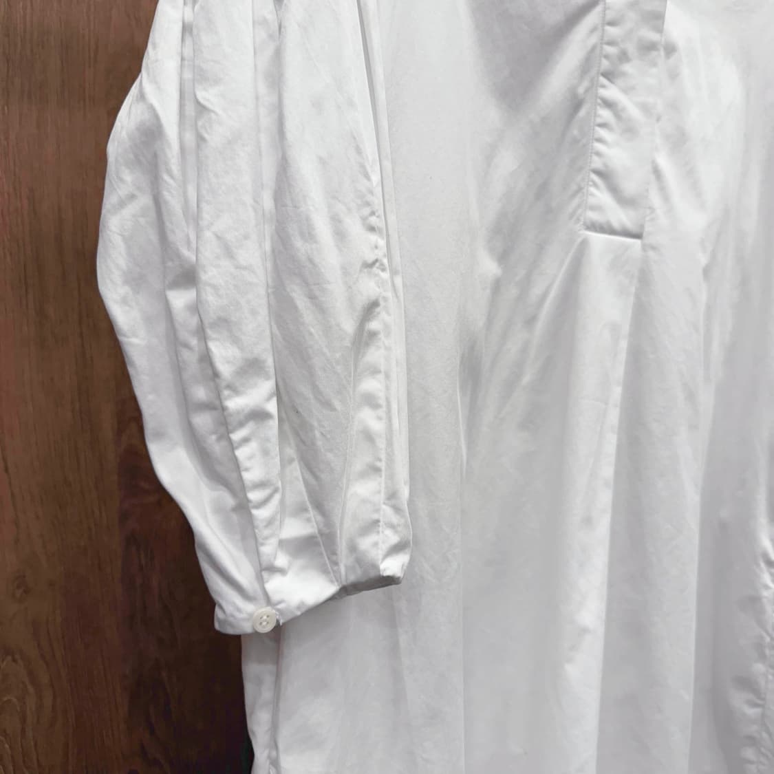 코스 브이넥 셔링 플리츠 미니 원피스 벌룬 소매 디테일 화이트 상품이미지6