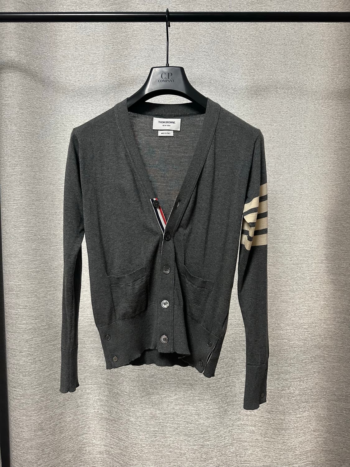 톰브라운 4선완장 울 가디건 그레이 (0) 상품이미지1