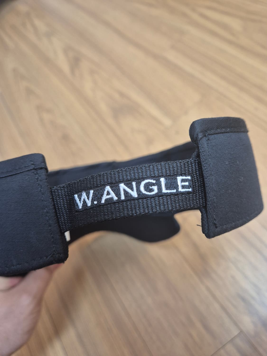 W.ANGLE 여성 골프 썬캡입니다.
색상은 블랙이고, 은색 스트라이프  상품이미지3