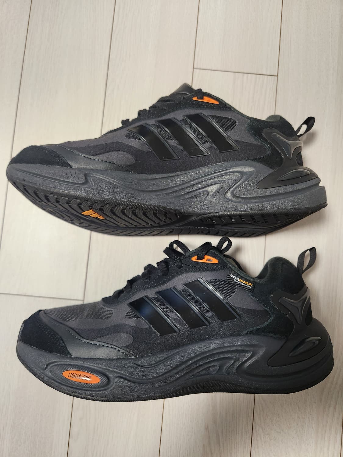 아디다스 운동화 클라이마웜 카본 코어 블랙 러닝화 사이즈245

스웨이드 상품이미지6