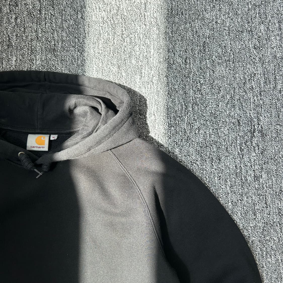 칼하트 wip 소매로고 체이스 블랙 후드티 상품이미지2