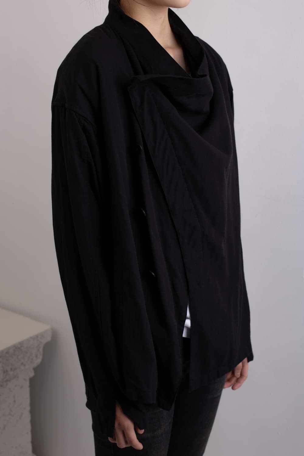 JULIUS COWL NECK ASYMMETRIC JACKET 상품이미지1