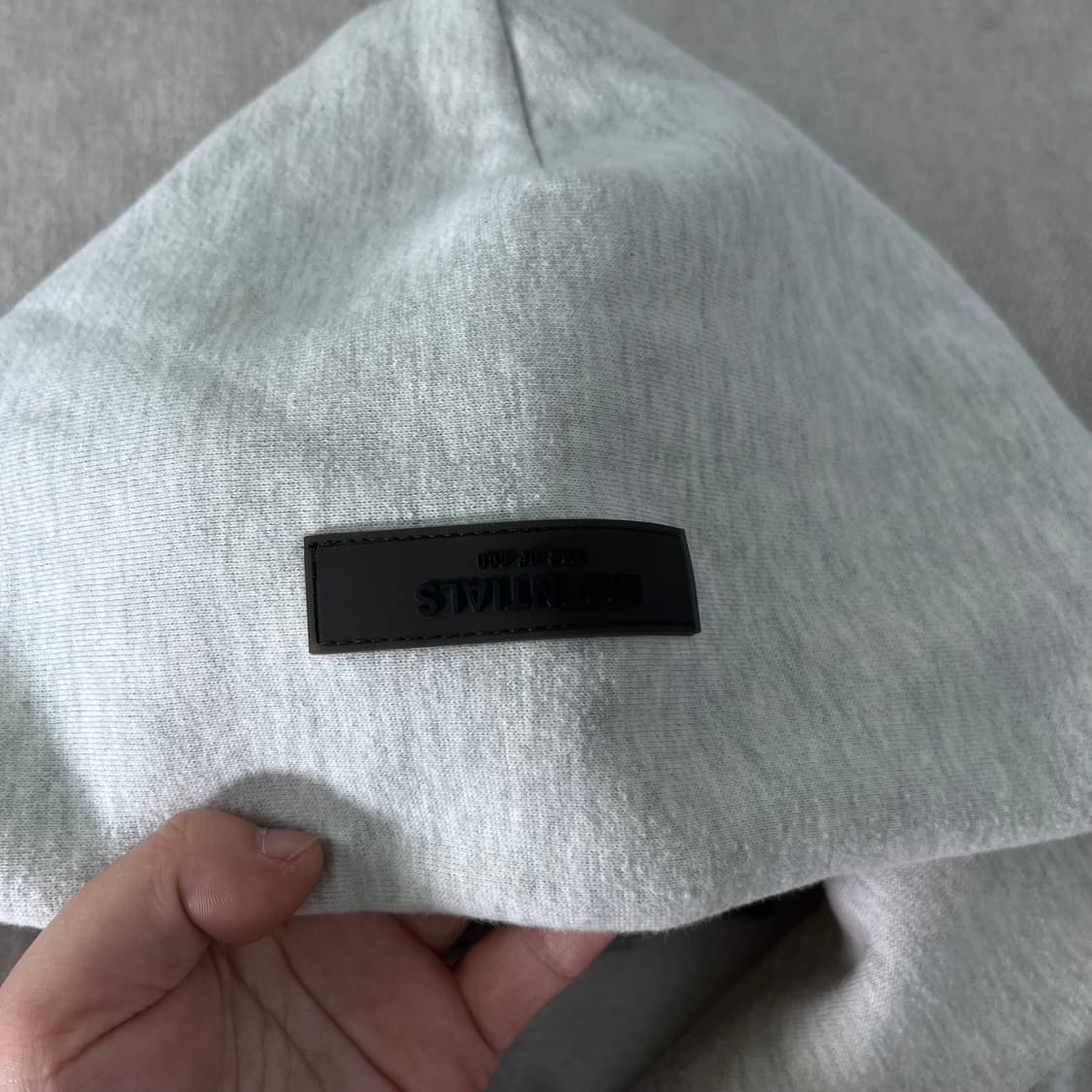 100 피오갓 에센셜 백로고 후드티 상품이미지5