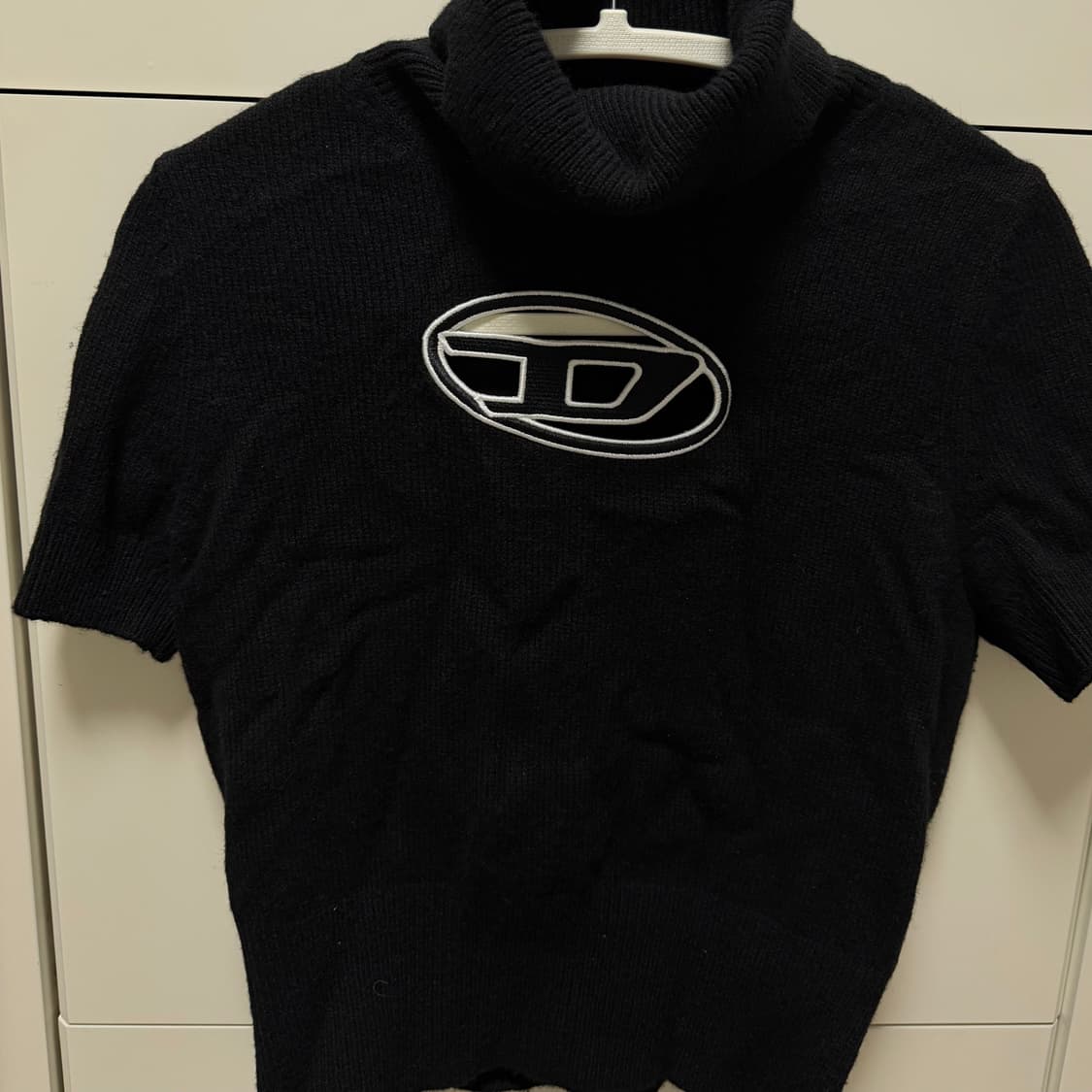 디젤 아가렛 점퍼 컷아웃 로고 숏슬리브 블랙 상품이미지1