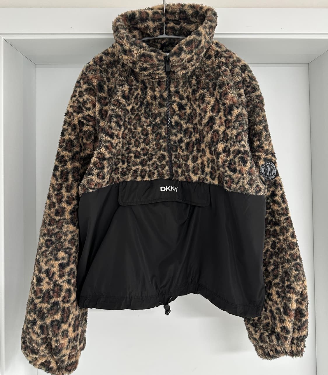 [DKNY] 여성 레오파드 하프집업 상품이미지1