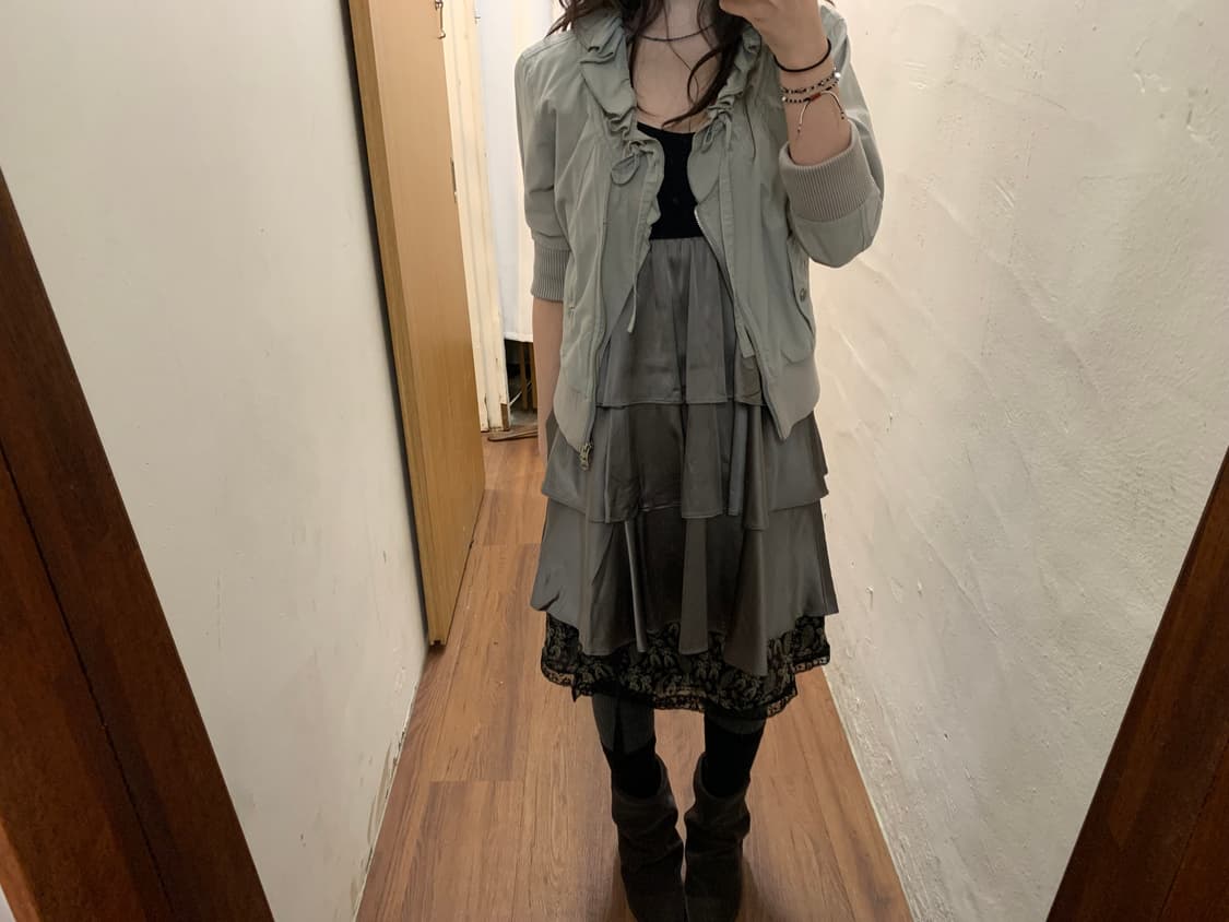 띠어리 슬리브리스 미니 원피스 러플 레이어드 디테일 블랙 카키 상품이미지4