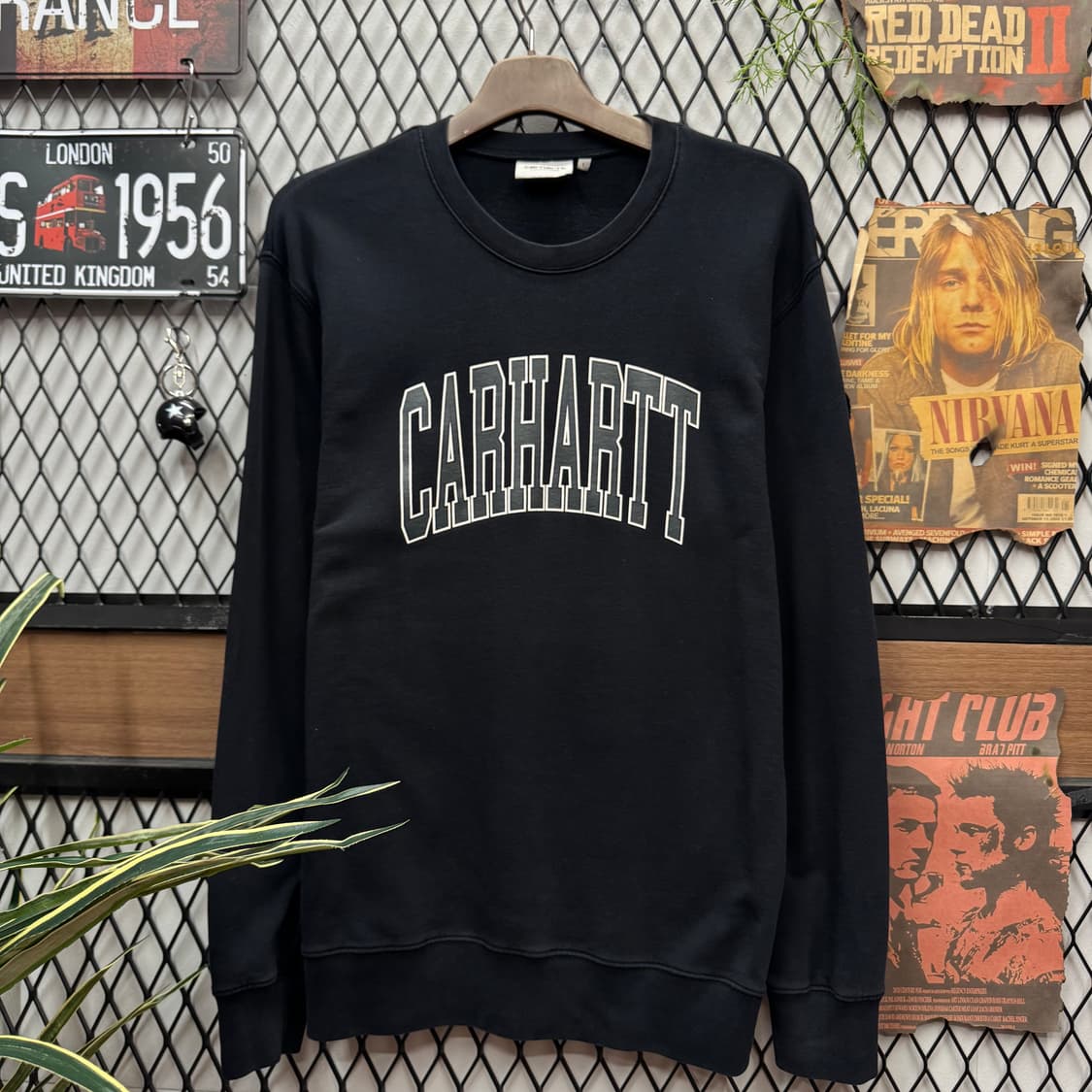 칼하트 윕 스웻셔츠 전면 레터링 로고 포인트 블랙 상품이미지1