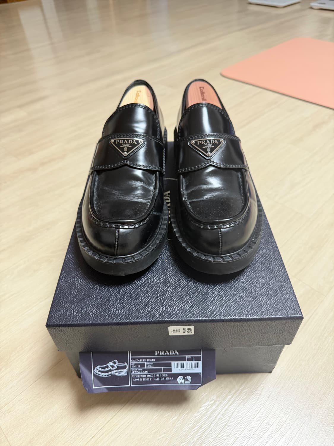 프라다 남성 브러시드 가죽 로퍼 블랙 8 (270) 상품이미지1