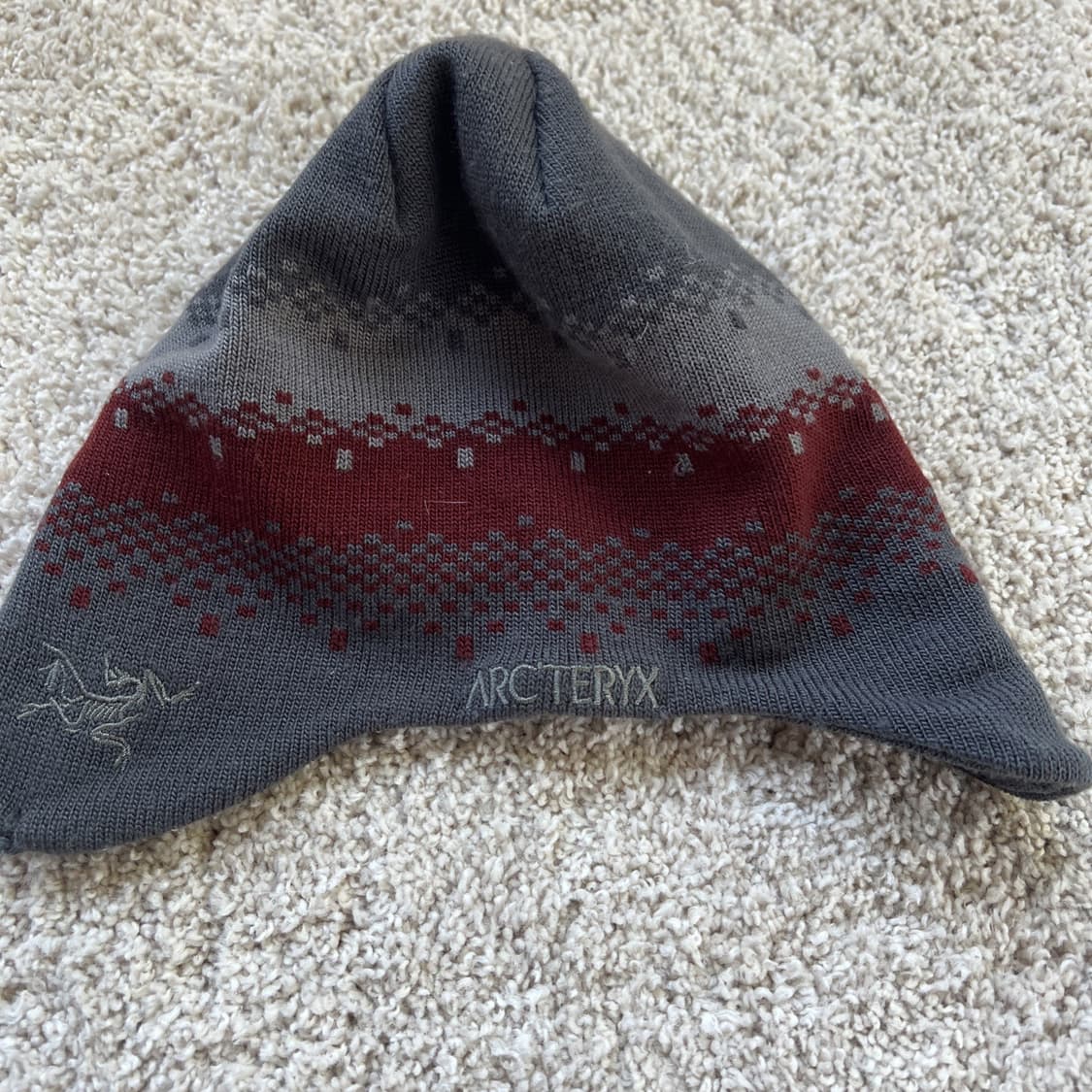 아크테릭스 패턴 비니 그레이 버건디 상품이미지2