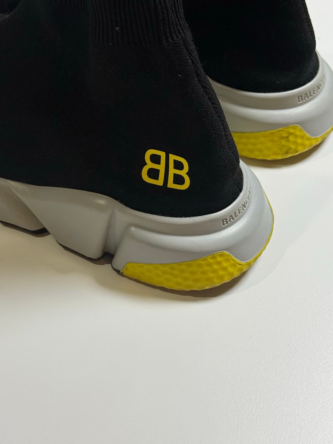 발렌시아가 스피드러너 BB로고 블랙 옐로우 상품이미지2