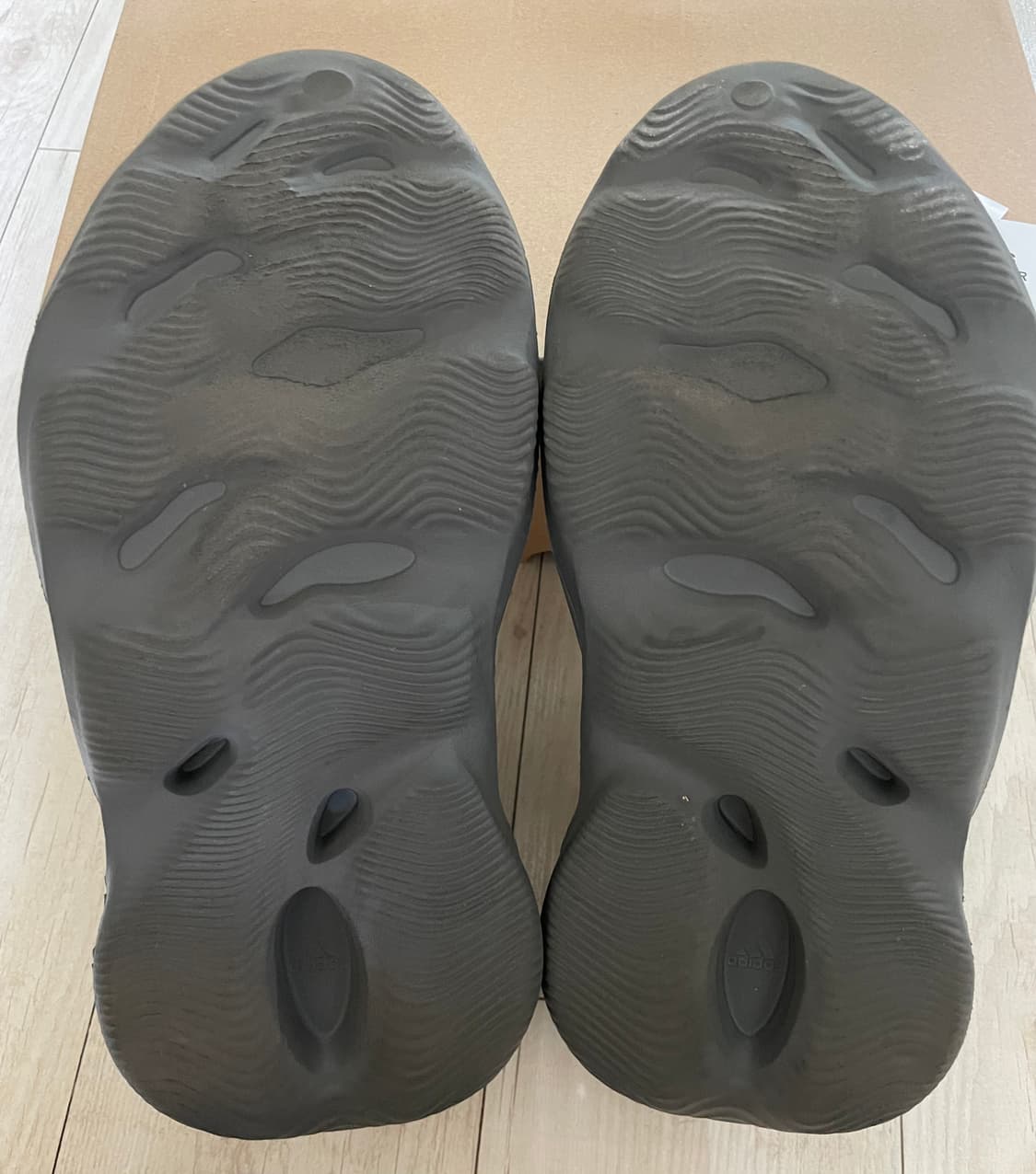 [285] 아디다스 이지 폼러너 카본 상품이미지4