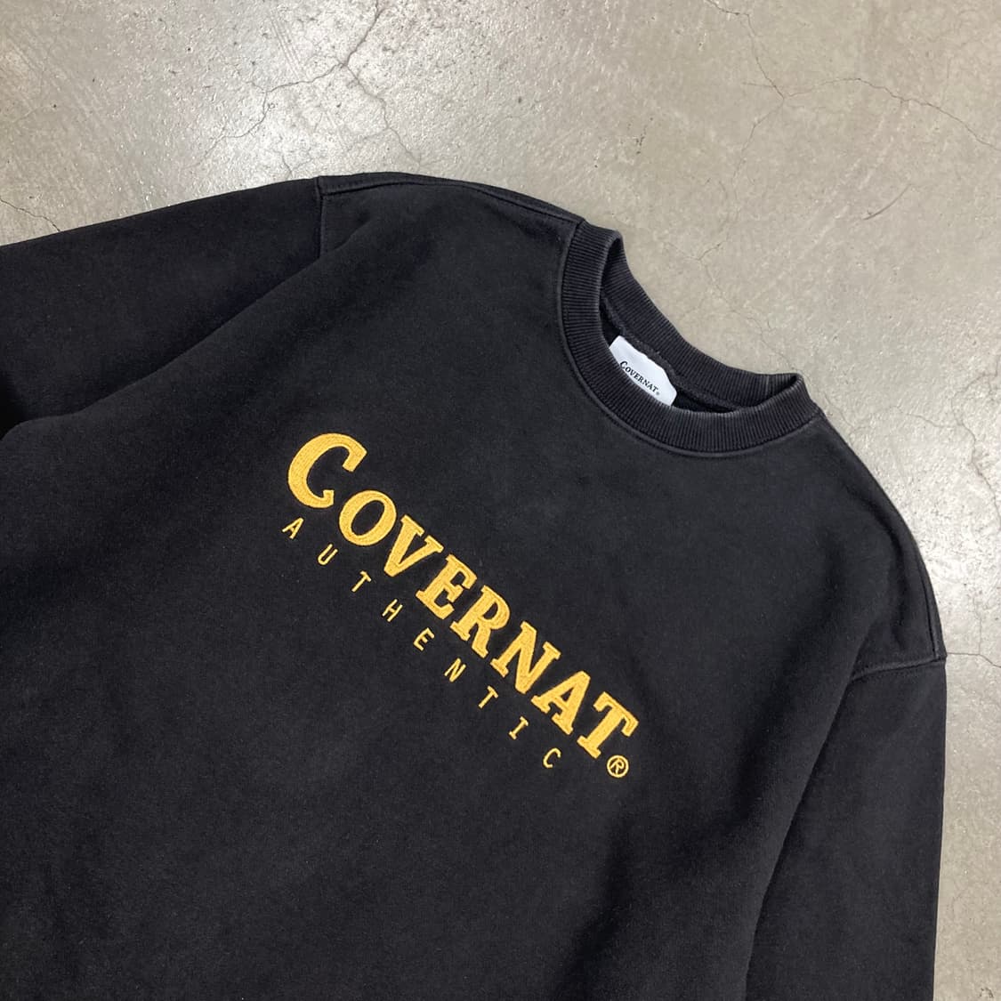 커버낫 차콜 컬러 스펠아웃 맨투맨 상품이미지2