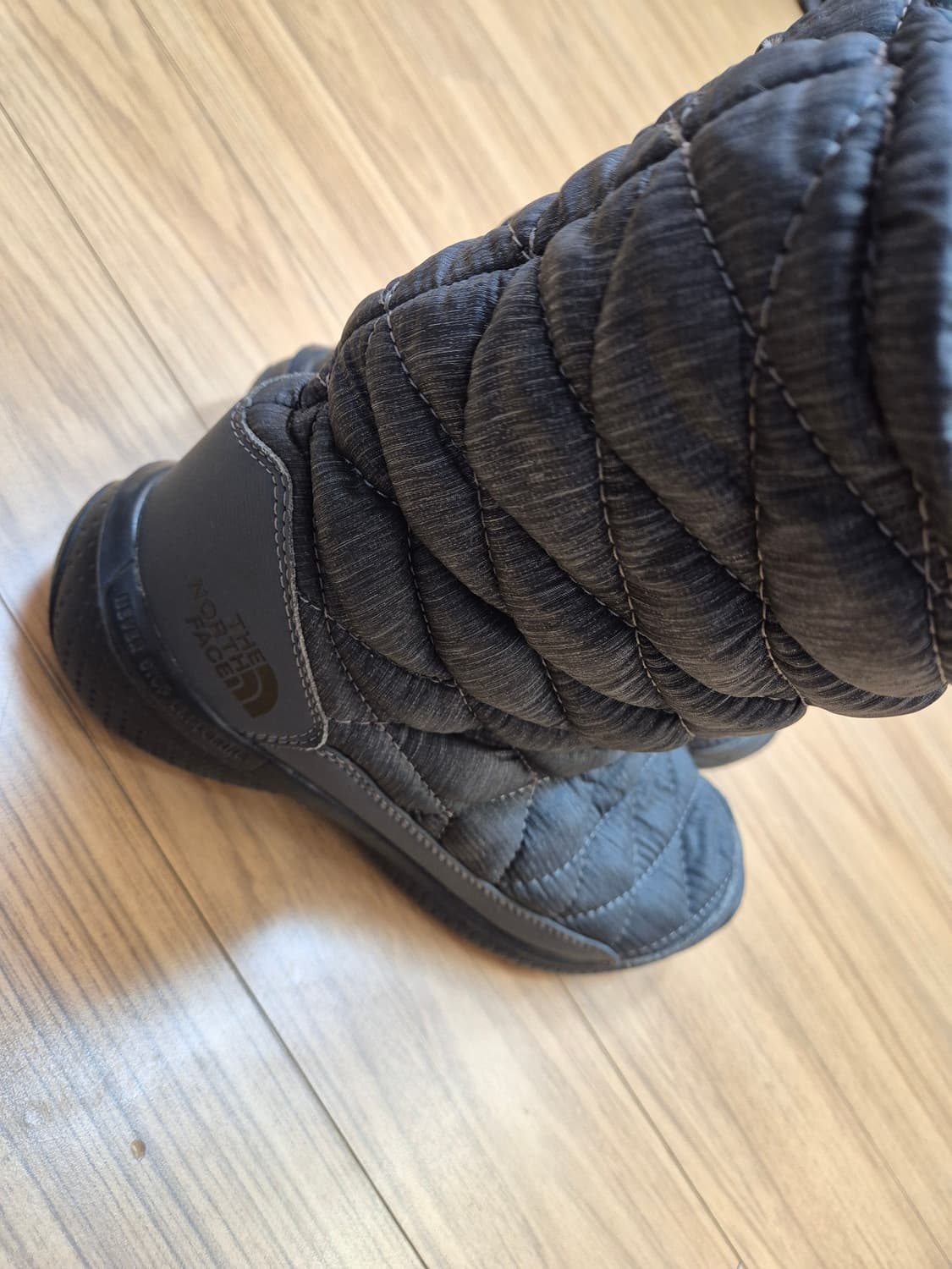 노스페이스 퀼팅 방한 부츠 230사이즈 팝니다. 색상은 무난한 회색이라  상품이미지1