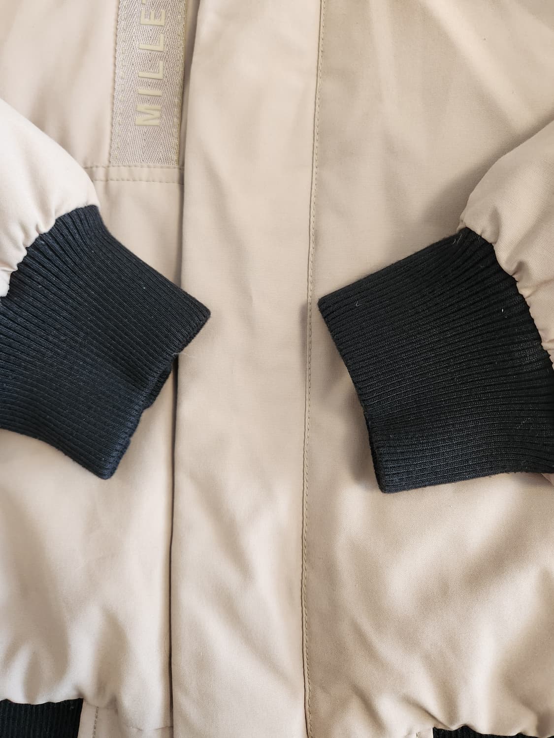 밀레 베이지 여성 덕다운 숏패딩 사이즈 95(M)

사진색감이 이상한데  상품이미지5