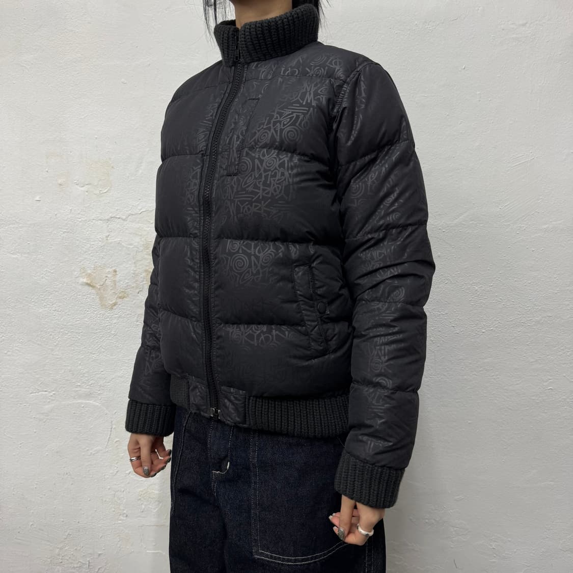 스투시 (STUSSY GIRLS) 블랙 그라피 풀 패턴 다운 패디드 자켓 상품이미지1