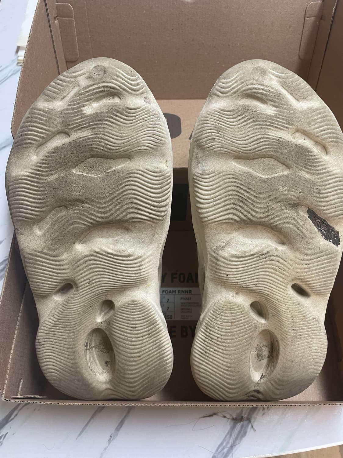 아디다스 이지 폼 러너 샌드 255 상품이미지3