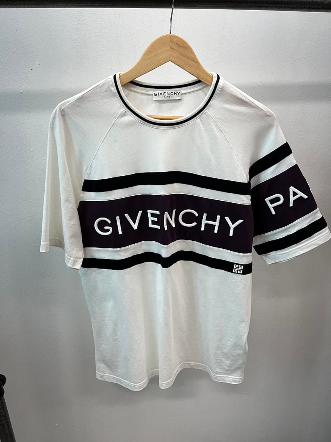 100) 지방시 신형 라운드티  상품이미지4