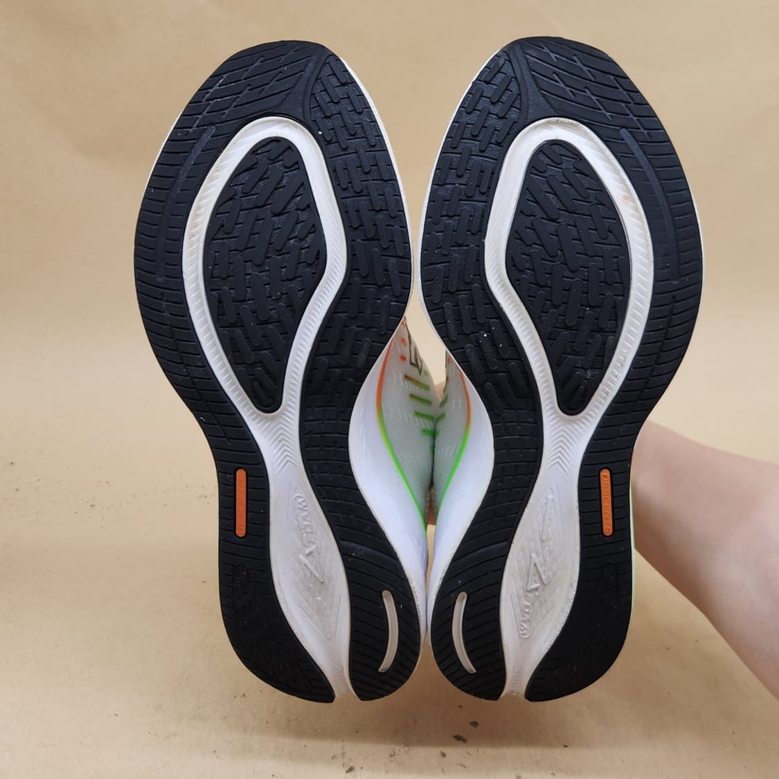 데상트 에너자이트 런닝화 255 상품이미지3