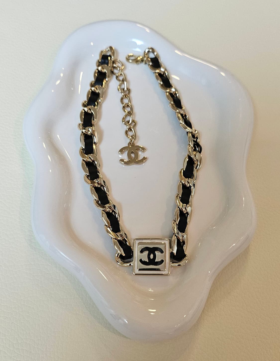 샤넬 CC로고 가죽 초커 목걸이 상품이미지7