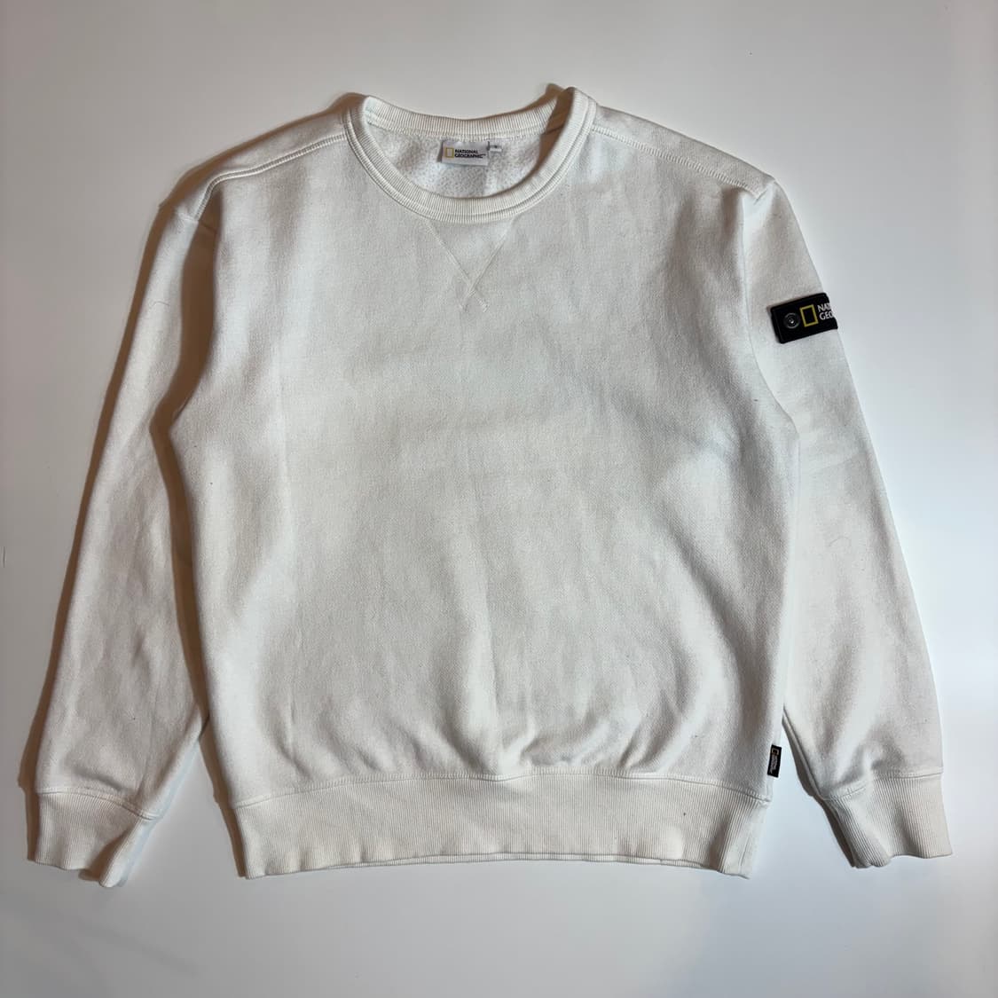 내셔널지오그래픽 로고 와펜 화이트 맨투맨 상품이미지1