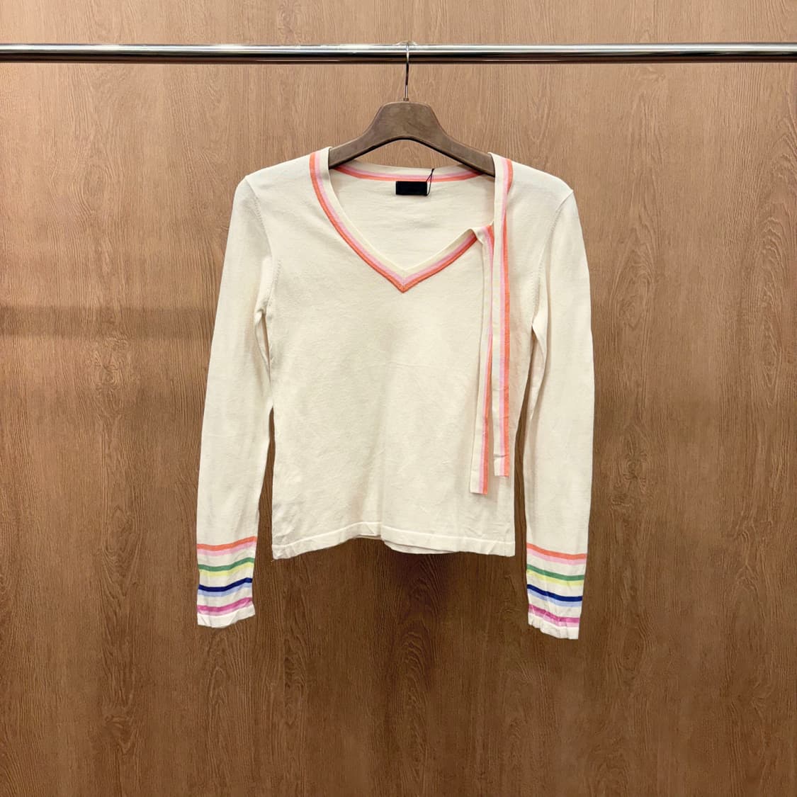 폴스미스 브이넥 롤슬리브 니트톱 소매 레인보우 스트라이프 디테일 베이지 상품이미지2