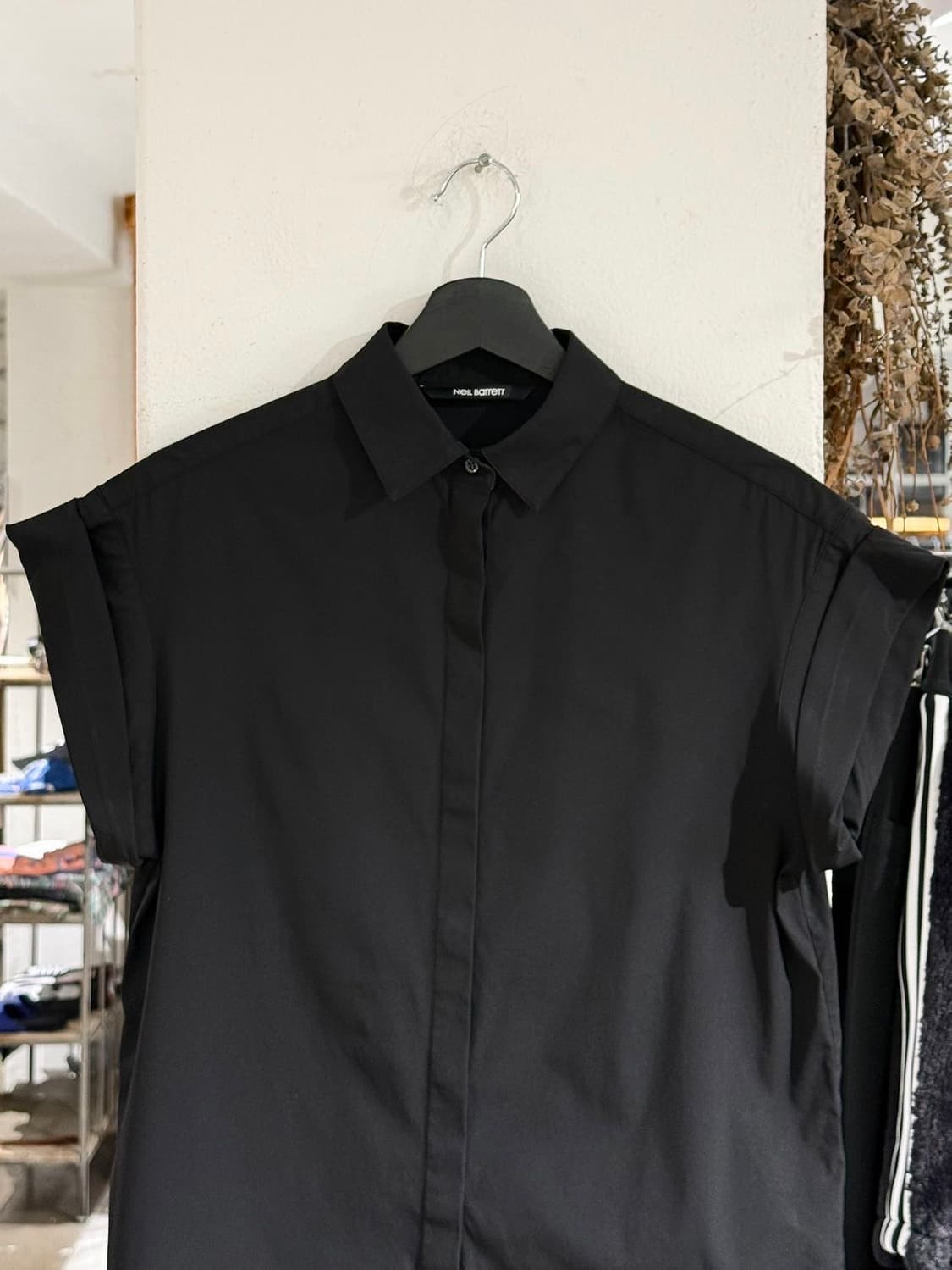 닐바렛 블랙 코튼 블렌드 히든버튼 하프티셔츠 상품이미지4