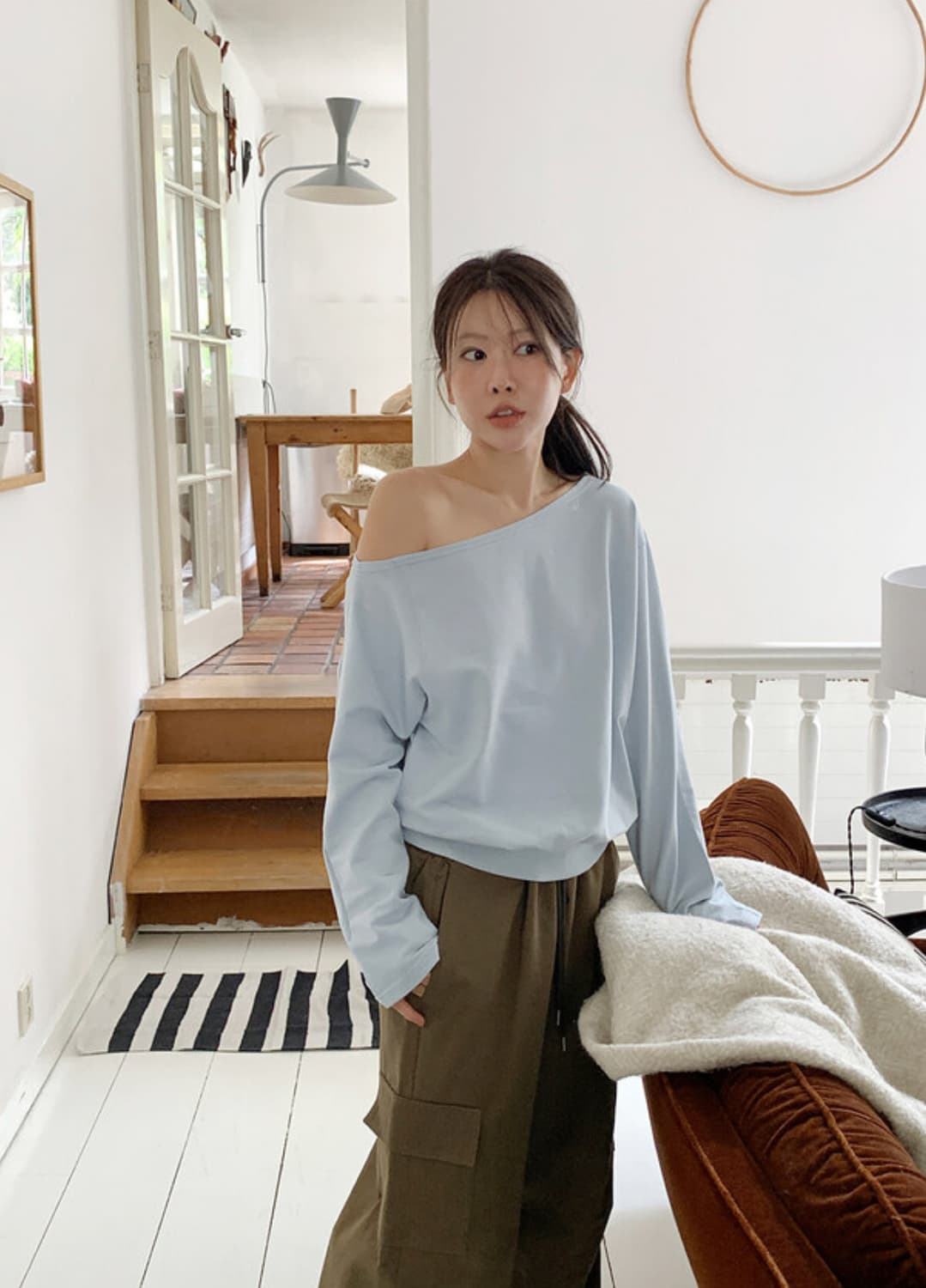 언더비  Nestle 오프숄더 맨투맨 뮤트블루 상품이미지5