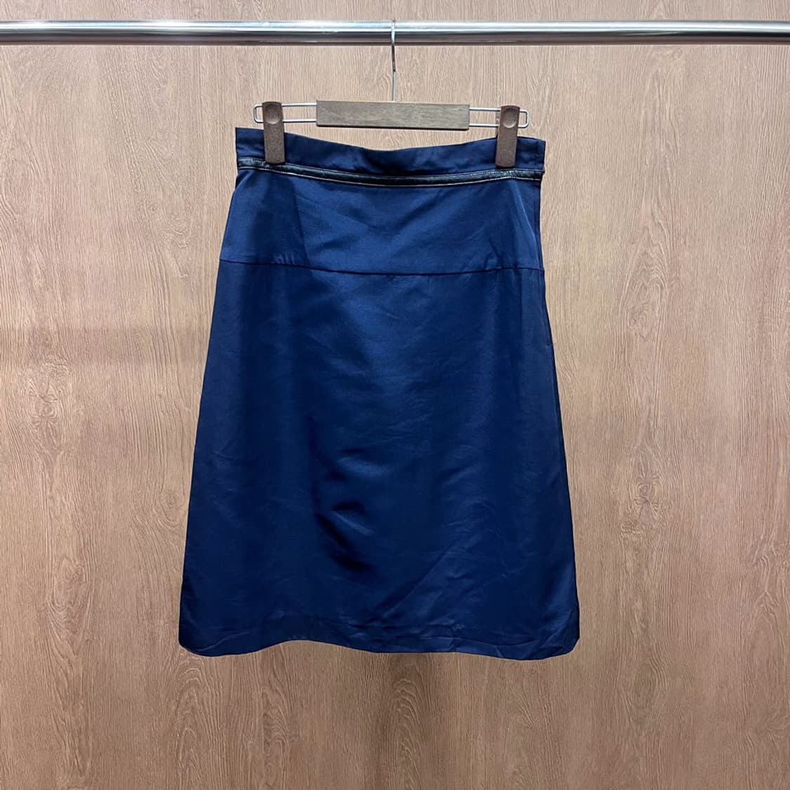 꾸레쥬 미디 스커트 슬릿 포인트 가죽 밴딩 디테일 A라인 네이비 상품이미지2