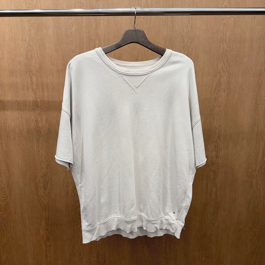 올세인츠 라운드넥 반팔 맨투맨 드롭 숄더 메탈 로고 스터드 루즈핏 베이지 상품이미지1