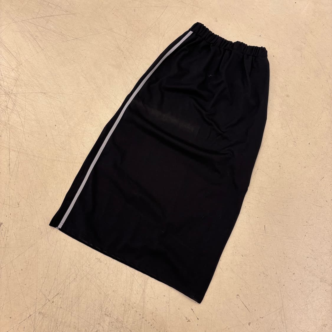 사이드라인 트임 블랙 폴리 롱스커트 상품이미지3