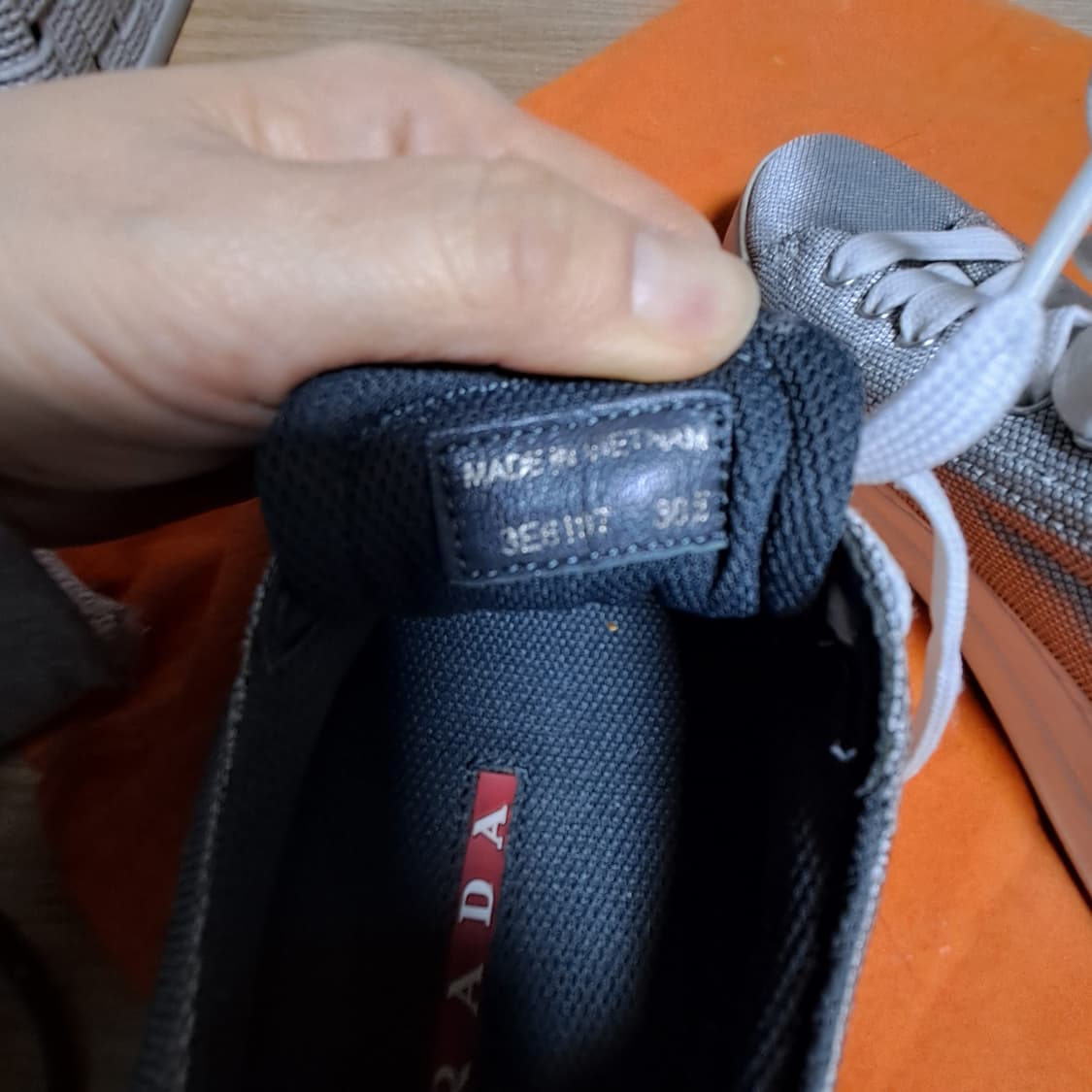 정품 프라다 여성 실버 스니커즈 36.5(230~235) 상품이미지9