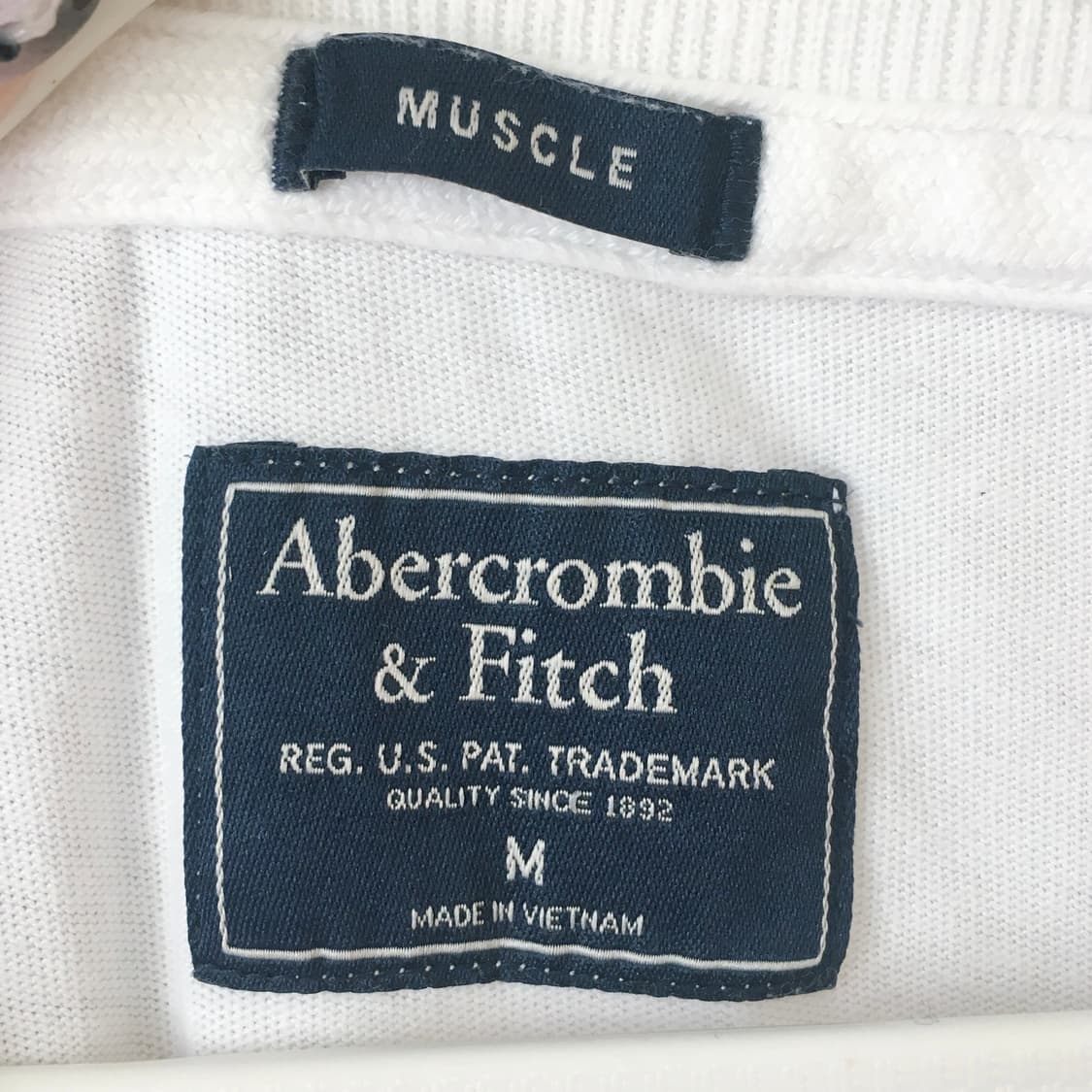 아베크롬비 화이트네이비 머슬핏 반팔 상품이미지4
