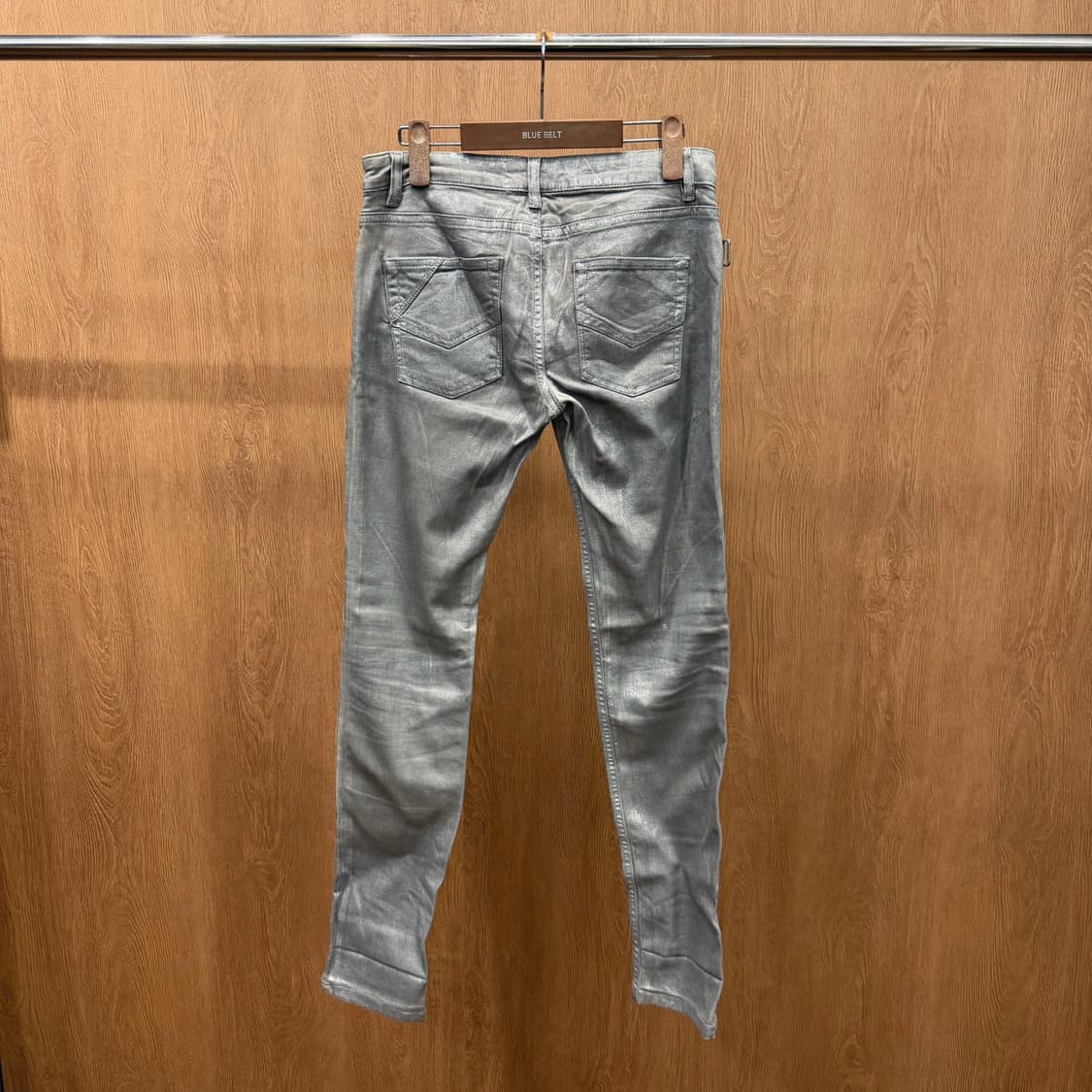 자딕앤볼테르 슬림핏 레더 코팅 데님 팬츠 로고 디테일 라이트 그레이 상품이미지3