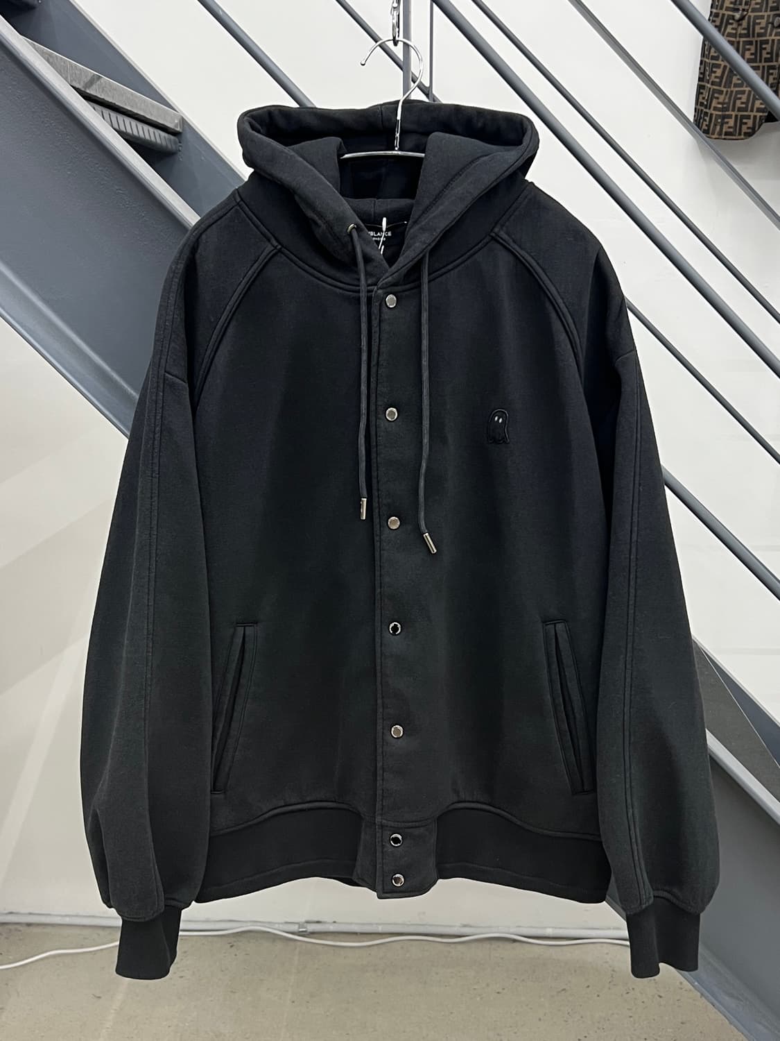 지오 송지오 셈블런스 후드 바시티 자켓 / 블랙 상품이미지1