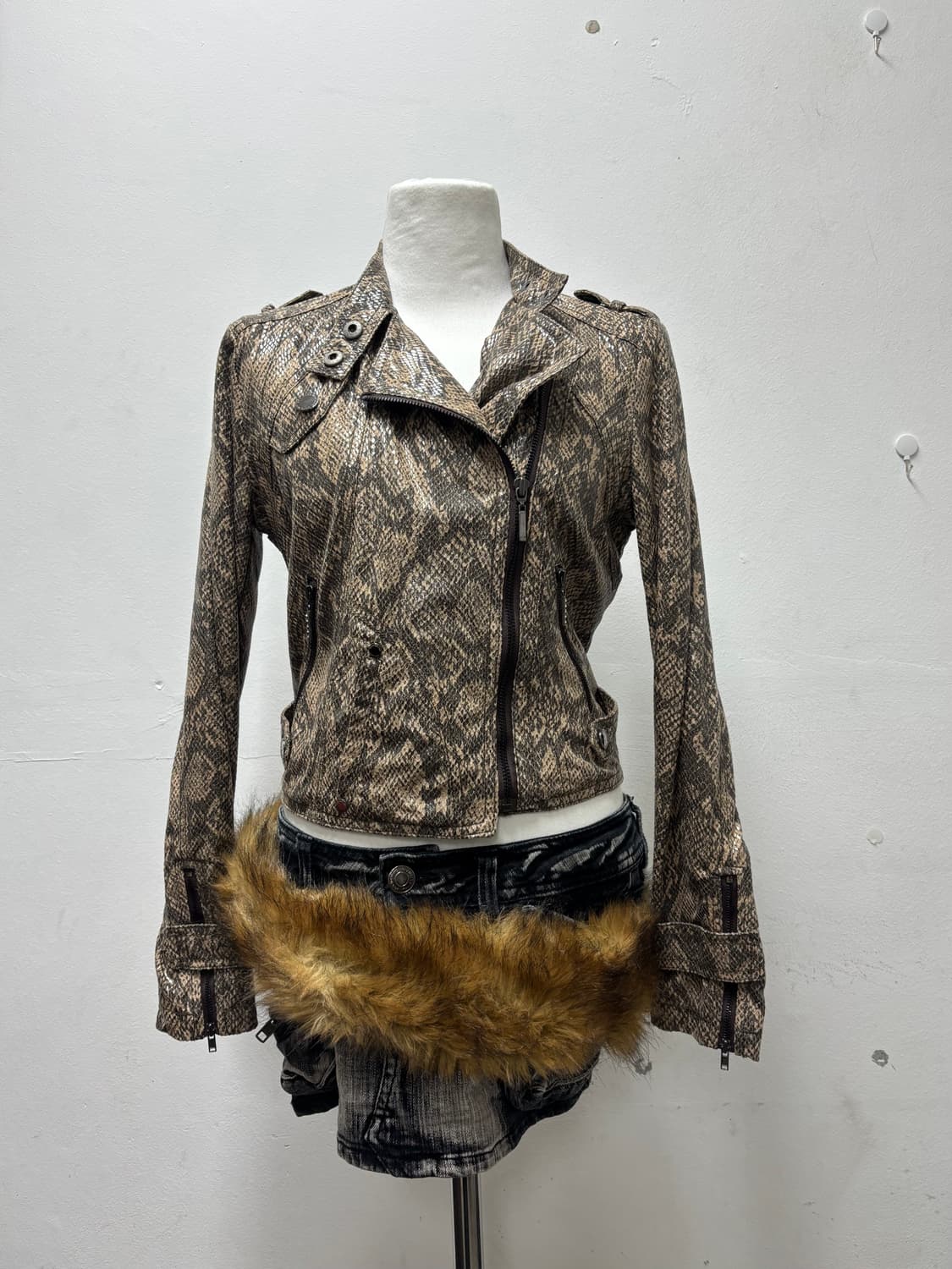 [GGPX]Snake Pattern 00’s Slim Fit Neck D 상품이미지1