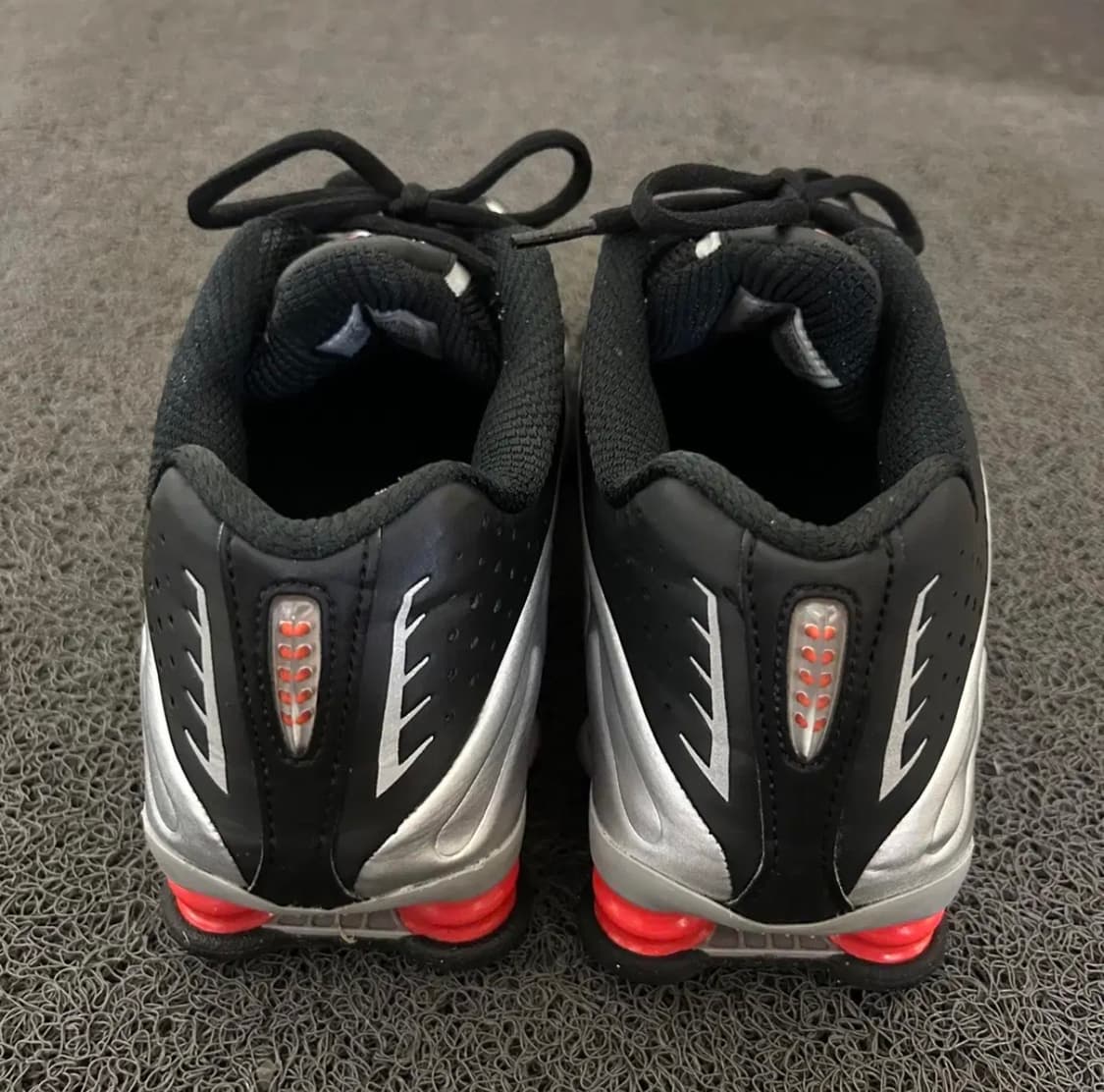 나이키 샥스 R4 메탈릭 실버 레드 상품이미지3