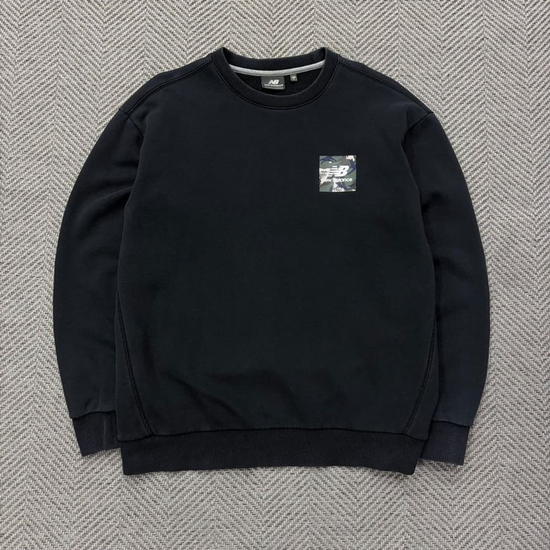 뉴발란스 백프린팅 맨투맨 v2172 상품이미지1