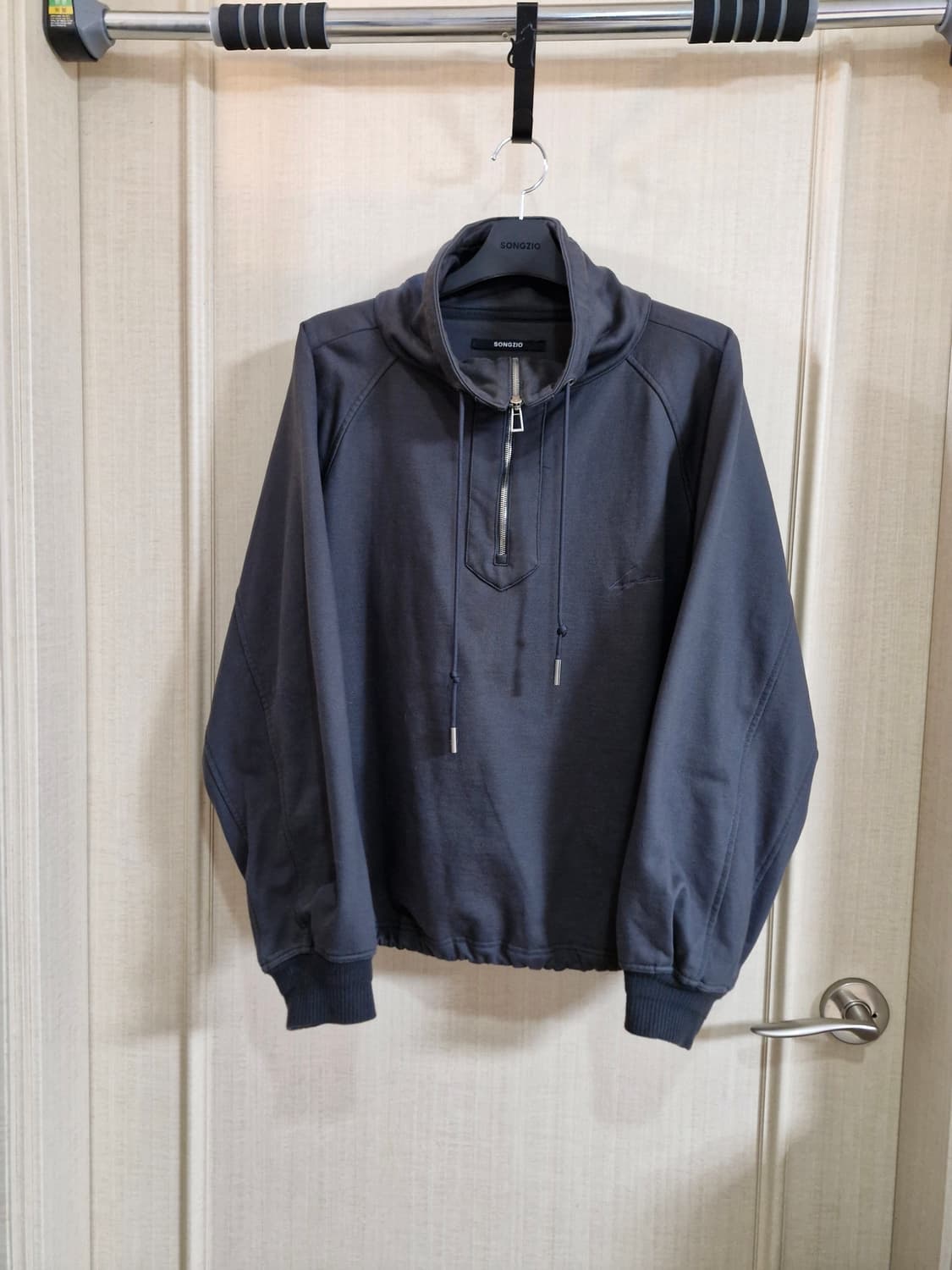 송지오옴므 자수 하이넥 하프집업 그레이 48 상품이미지2