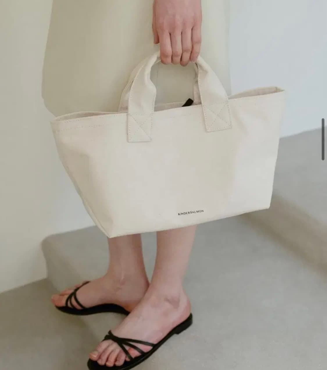 킨더살몬 RESORT23 Medium Canvas Tote Bag 상품이미지2