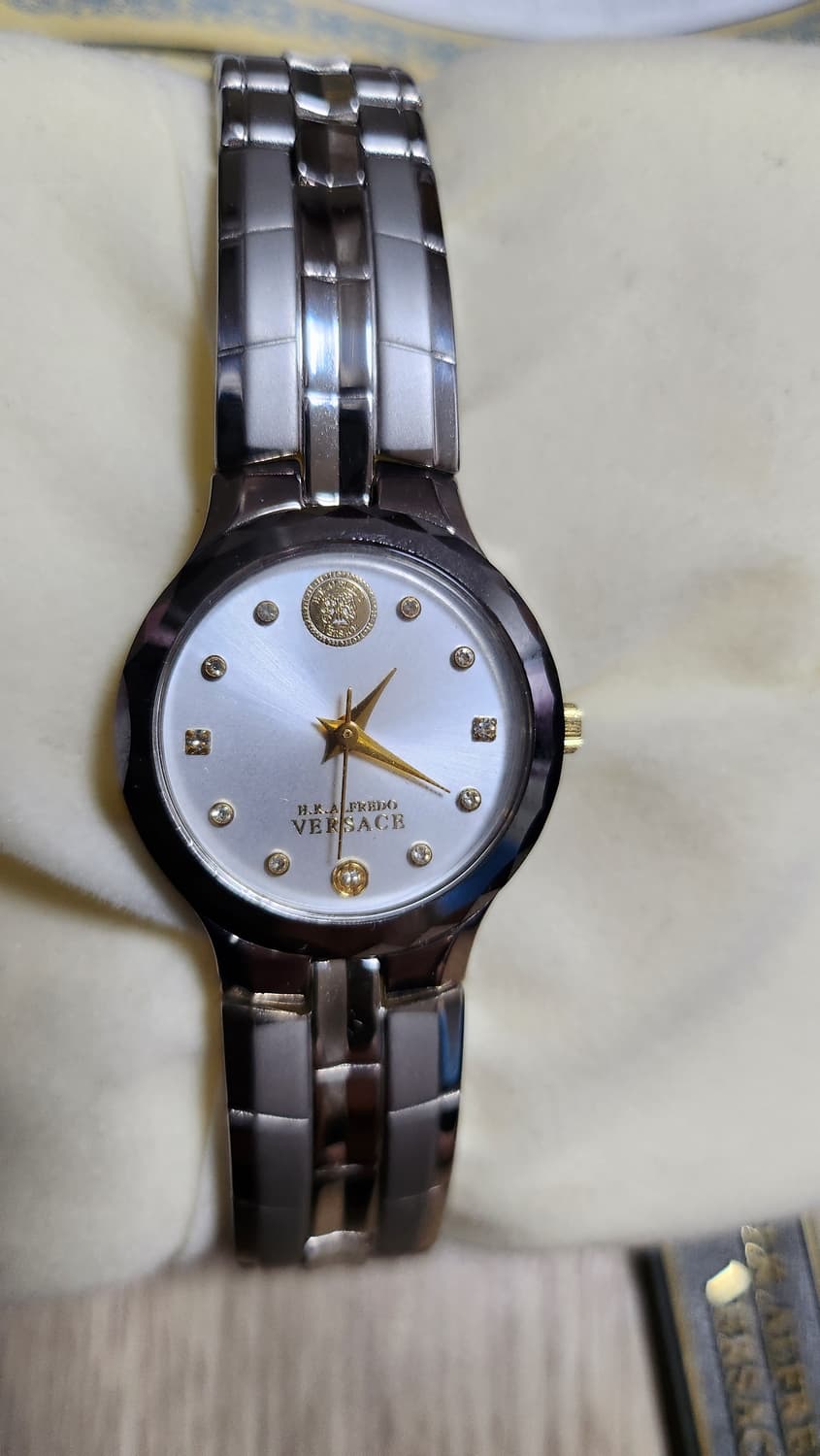 베르사체 메탈밴드 여성손목시계 팝니다. 상품이미지2