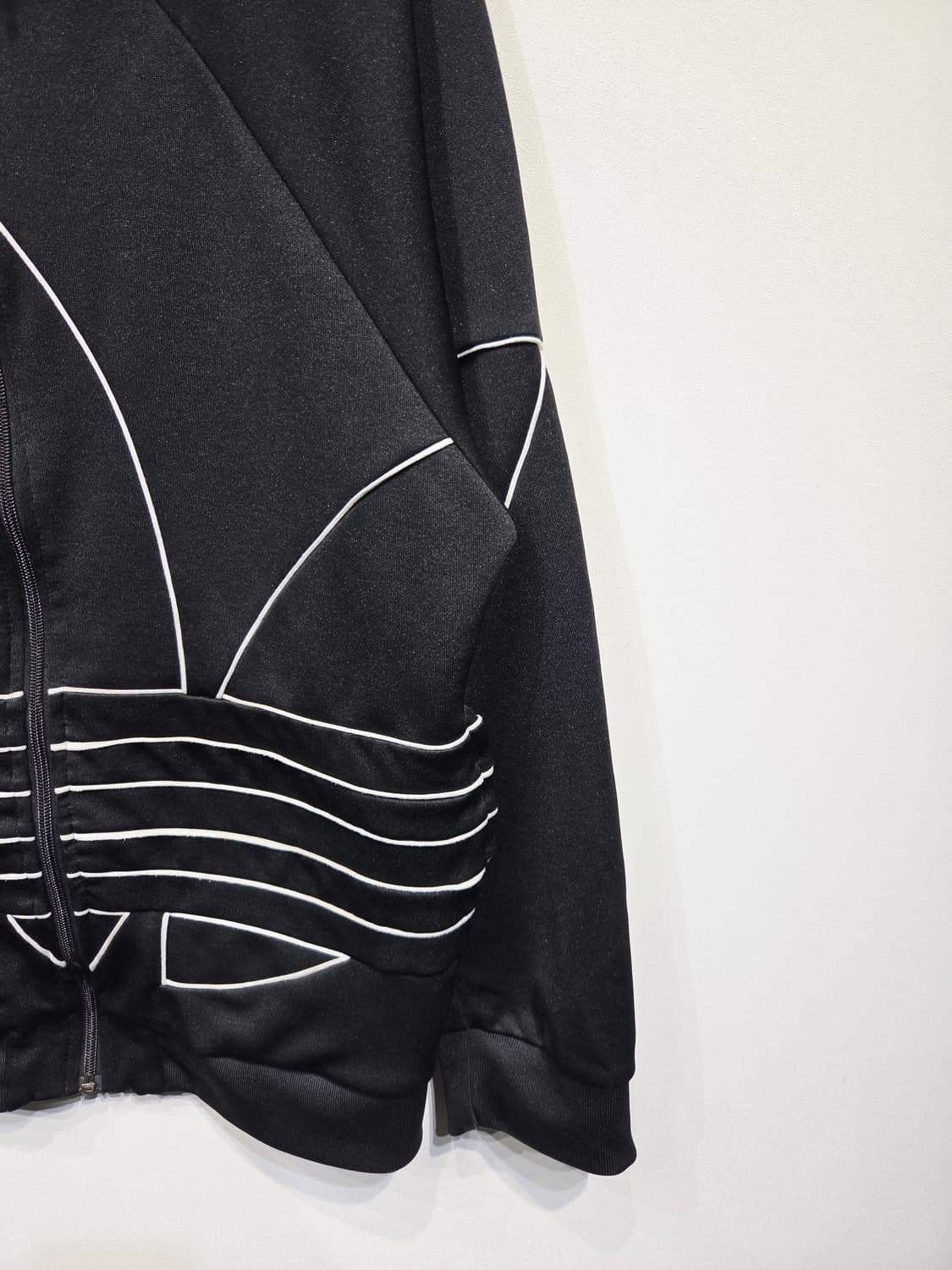 아디다스 오리지널스 빅 트레포일 아웃라인 트랙탑 블랙 상품이미지5