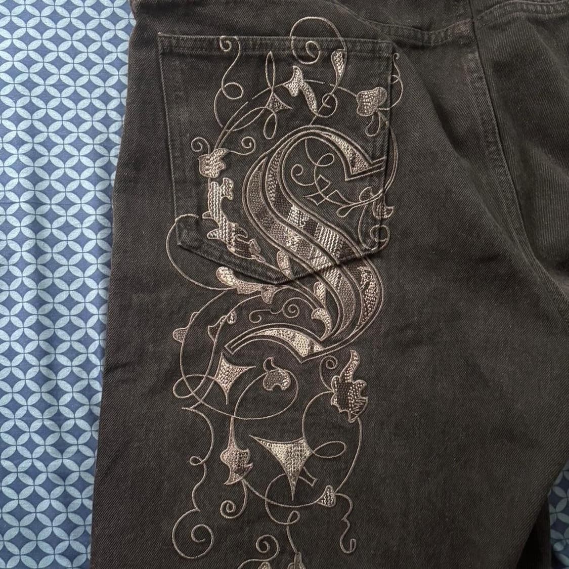 슈프림 x 쿠지 엠브로이더드 루즈 핏 진 블랙 상품이미지3